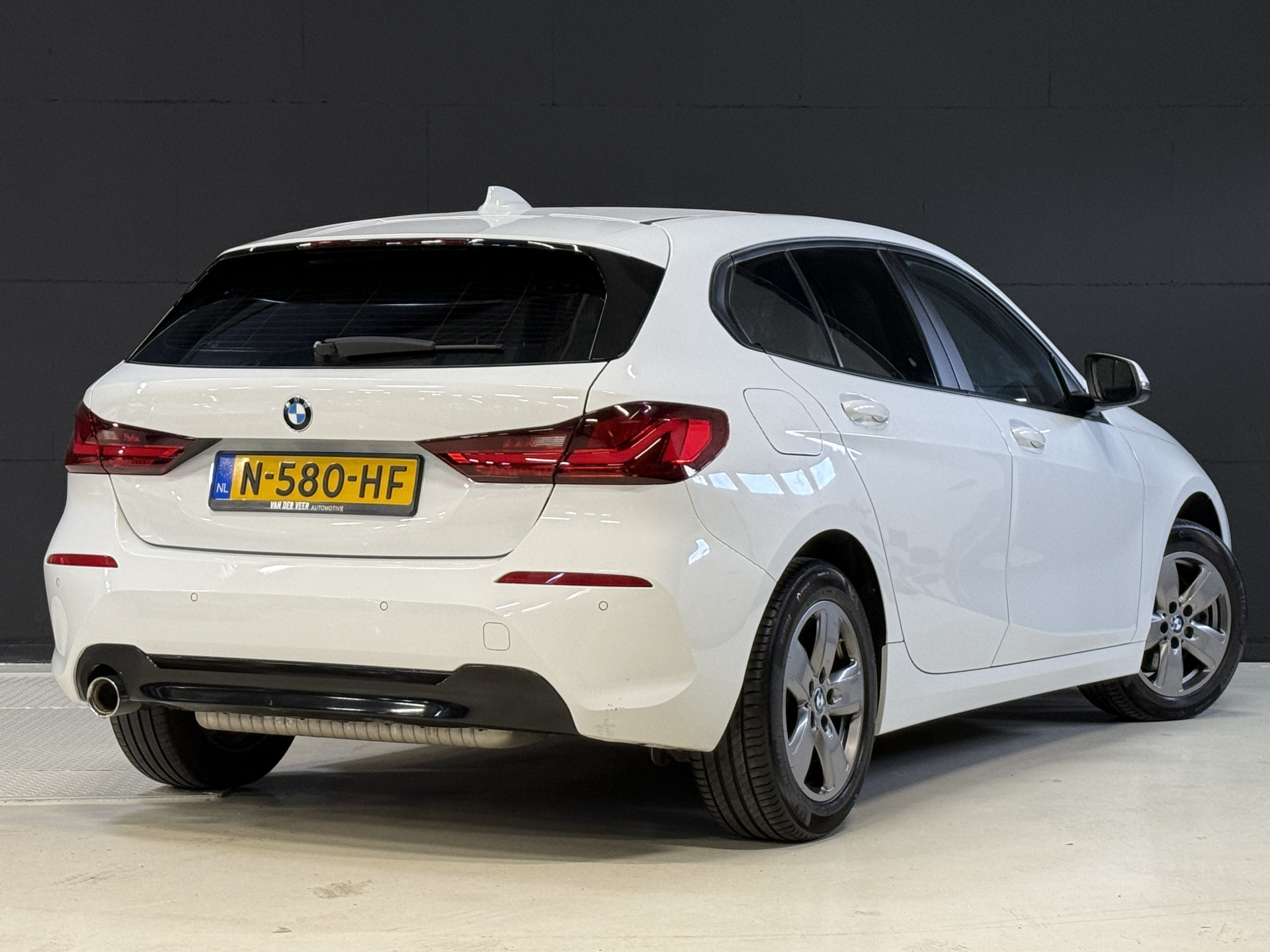 BMW 1-serie 116i Business Edition | Zwarte grill | Apple Carplay | DAB+ | PDC V+A