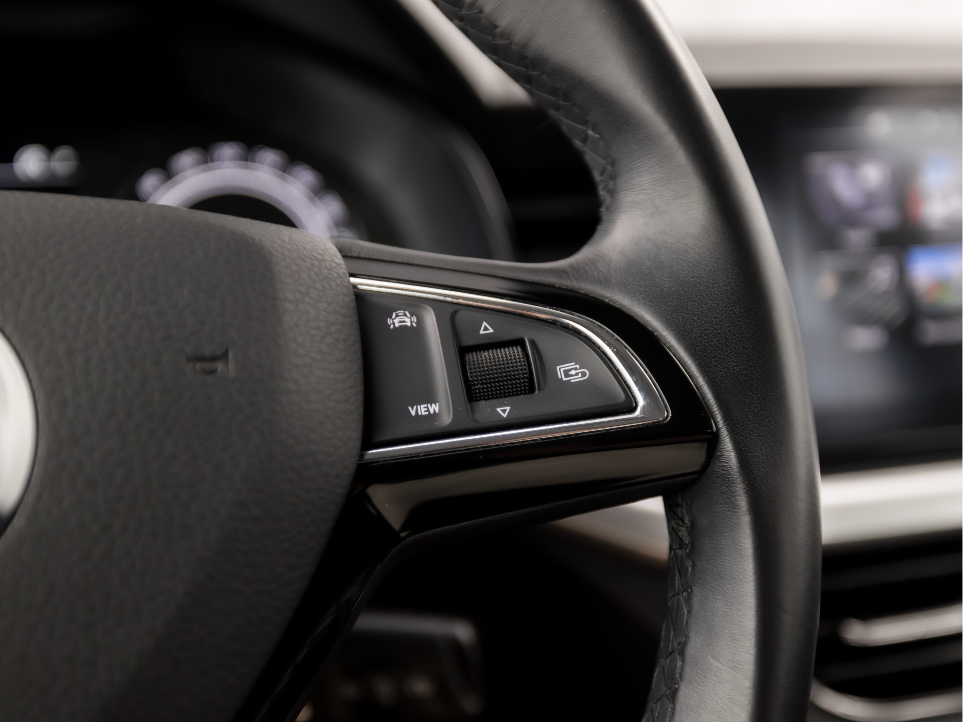 Škoda Kamiq 1.0 TSI Ambition Sport Automaat (APPLE CARPLAY, GROOT NAVI, CLIMATE, GETINT GLAS, STOELVERWARMING, SPORTSTOELEN, PARKEERSENSOREN, GETINT GLAS, NIEUWSTAAT)