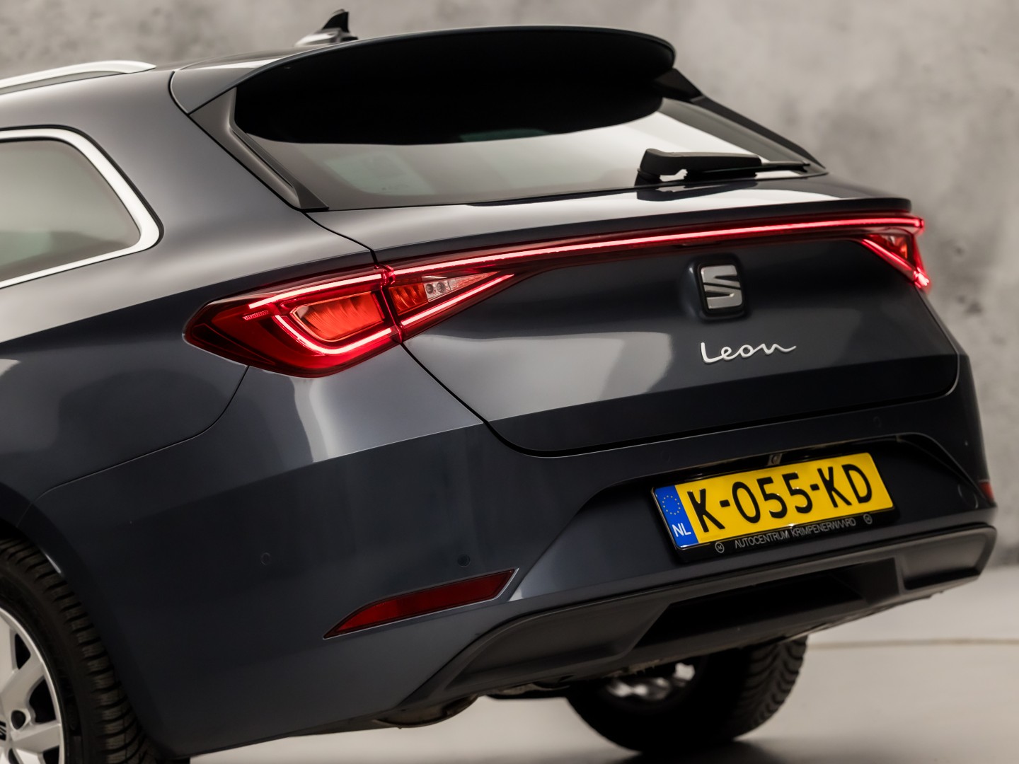 SEAT Leon 1.5 TSI Sport (4 CILINDER, APPLE CARPLAY, GROOT NAVI, CAMERA, GETINT GLAS, SPORTSTOELEN, ADAPTIVE CRUISE, KEYLESS, NIEUWSTAAT)