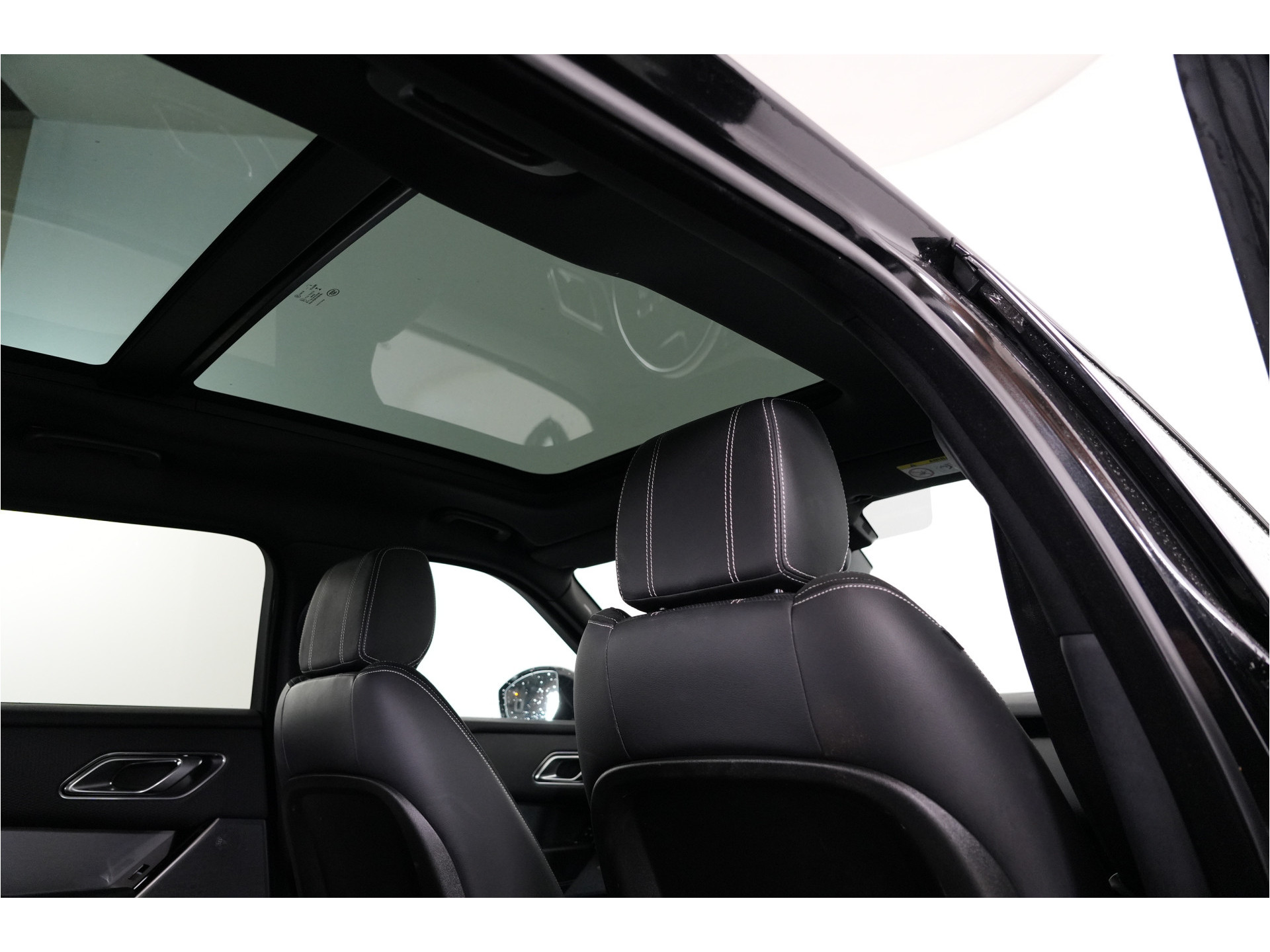 Land Rover Range Rover Velar 2.0 I4 Turbo 300 pk AWD R-Dynamic SE | Pano | Trekhaak | El. Stl. verst. | Massage | Leder | Inparkeer |e | Stl. verw. |