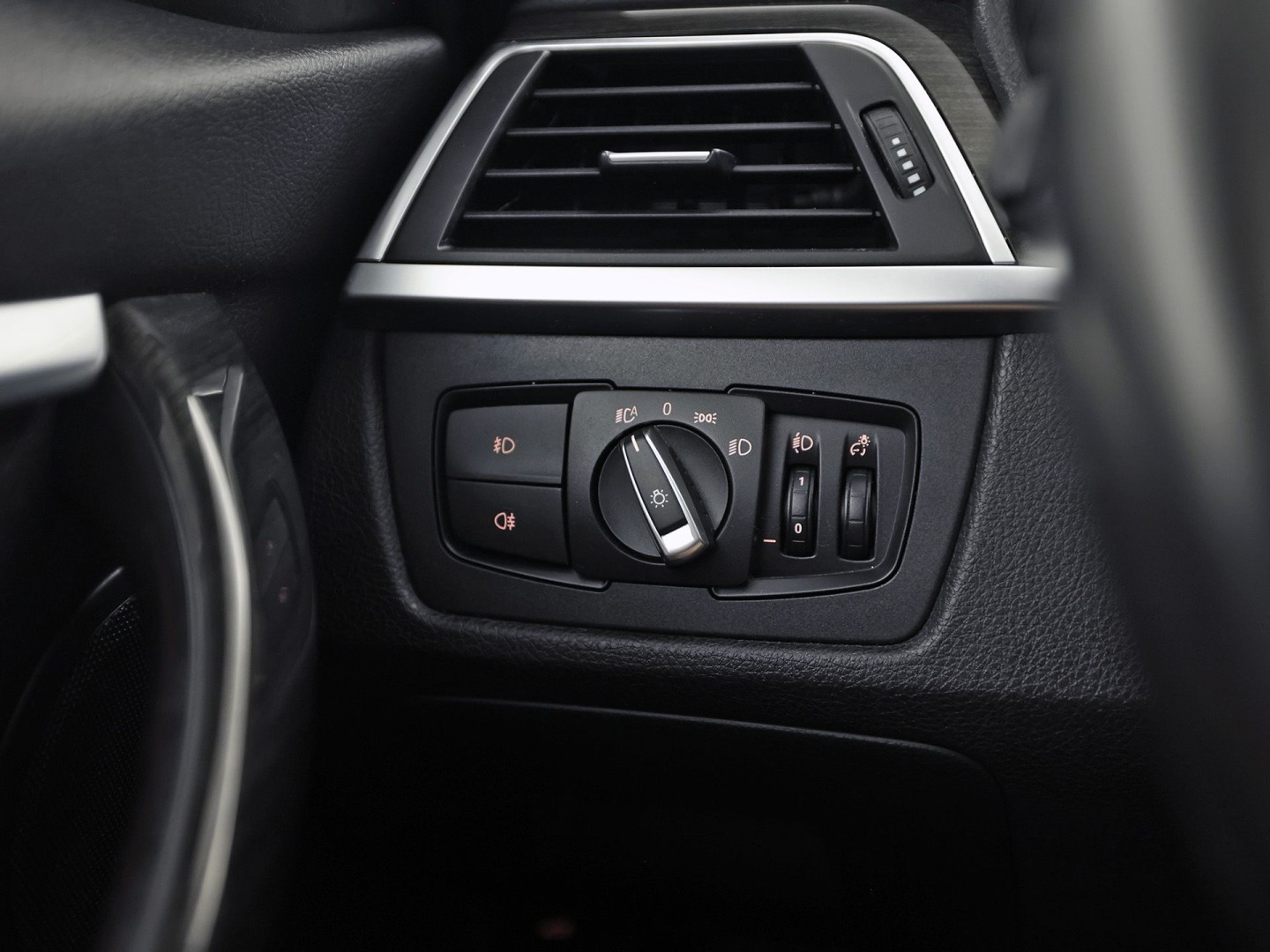 BMW 3 Serie 318i M Sport Automaat (PANORAMADAK, M PAKKET, GROOT NAVI, COGNAC LEDER, STOELVERWARMING, SPORTSTOELEN, VIRTUAL COCKPIT, PARKEERSENSOREN, GETINT GLAS, NIEUWSTAAT)
