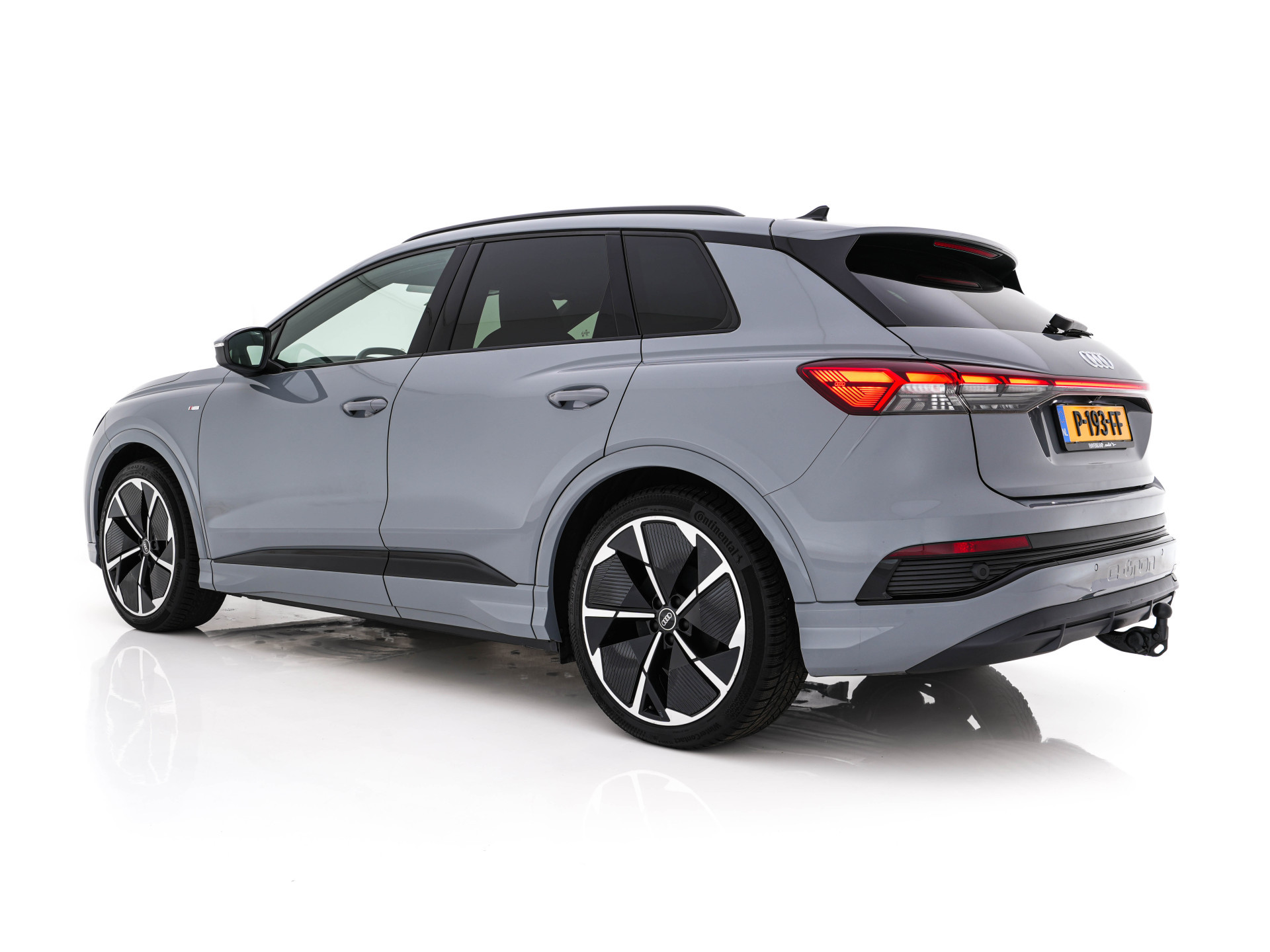 Audi Q4 e-tron 40 S-line Launch edition Competition 77 kWh [ 3-Fase-11kW ] {SOH-93%} (INCL-BTW) *HEATPUMP | LEATHER-FABRIC | SONOS-AUDIO | MATRIX-LED | ADAPTIVE-CRUISE | HEATED-SPORTSEATS | AMBIENTLIGHT | DIGI-COCKPIT | CAMERA | KEYLESS | DAB+ | NAVI-FULL