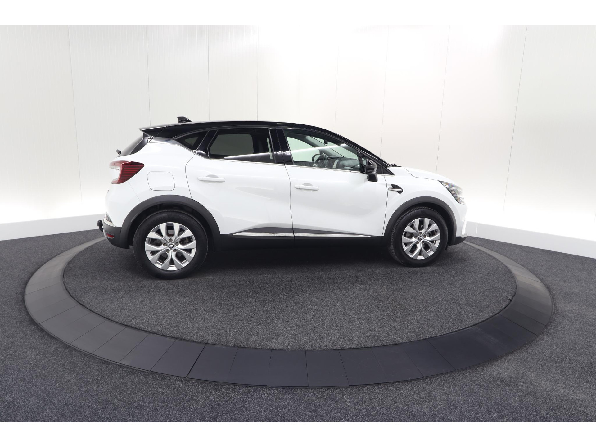 Renault Captur 1.6 E-Tech Plug-in Hybrid 160 Intens | Trekhaak | Camera | Adaptieve Cruise Control | Dodehoekdetectie