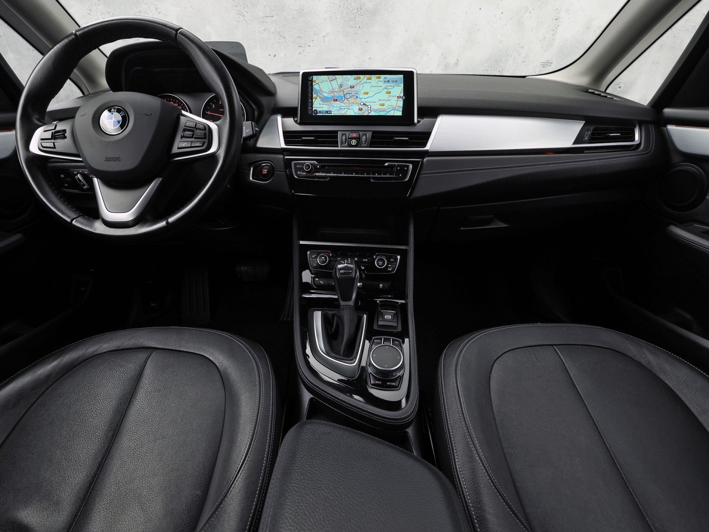 BMW 2 Serie 225xe Sport High Executive xDrive 225Pk Automaat (GROOT NAVI, SOH 89,7%, HEAD-UP DISPLAY, LEDER, STOELVERWARMING, SPORTSTOELEN, PARKEERSENSOREN, NIEUWE APK, NIEUWSTAAT)