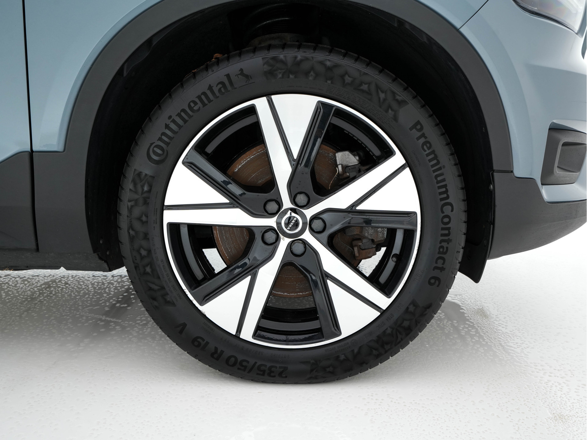 Volvo XC40 Recharge P8 AWD R-Design [ 3-Fase ] {SOH-89%} (INCL-BTW) *LEATHER-ALCANTARA | DIGI-COCKPIT | FULL-LED | PREMIUM-AUDIO | TOP-VIEW | CARPLAY | NAVI-FULLMAP | ECC | PDC | KEYLESS | HEATED-SPORTSEATS | BLIS | PRIVACY-GLASS | TOWBAR | 19 "ALU