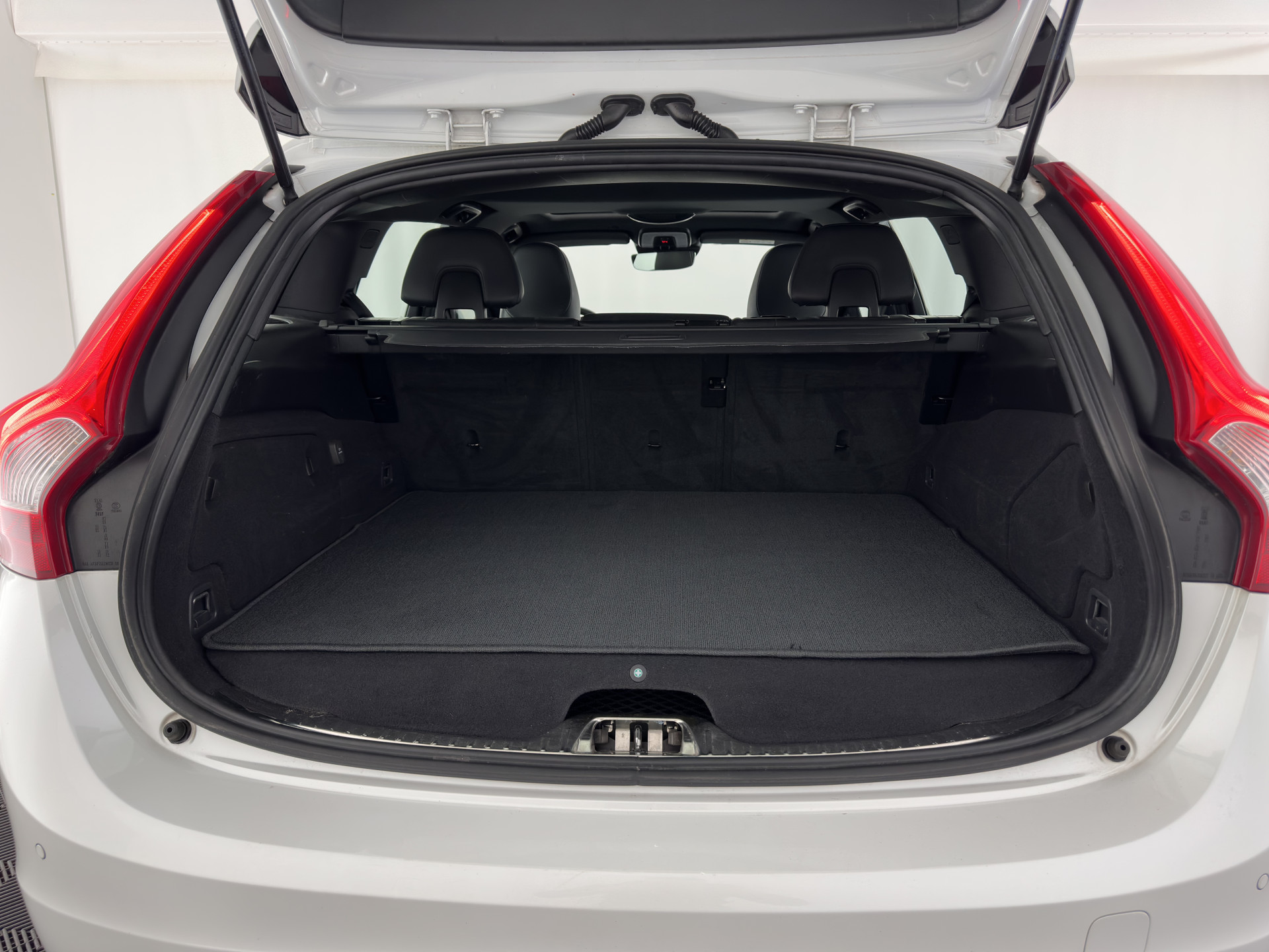 Volvo V60 2.4 D5 Twin Engine Special Edition Aut. *PANO | LEATHER | BI-XENON | BLINDSPOT | MEMORY-PACK | NAVI-FULLMAP | HEATED-SPORTSEATS | CAMERA | PERFORMANCE-AUDIO | TOWBAR | 18''ALU*