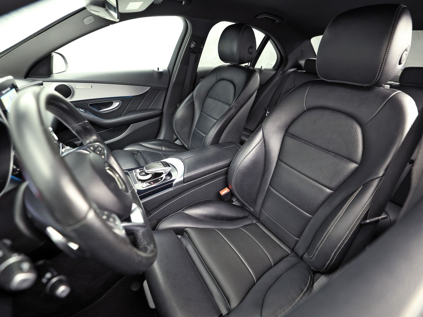 Mercedes-Benz C-Klasse 250 AMG Sport 211Pk Automaat (NAVIGATIE, RODE REMKLAUWEN, LEDER, STOELVERWARMING, ELEK SPORTSTOELEN, GETINT GLAS, SFEERVERLICHTING, NIEUWSTAAT)