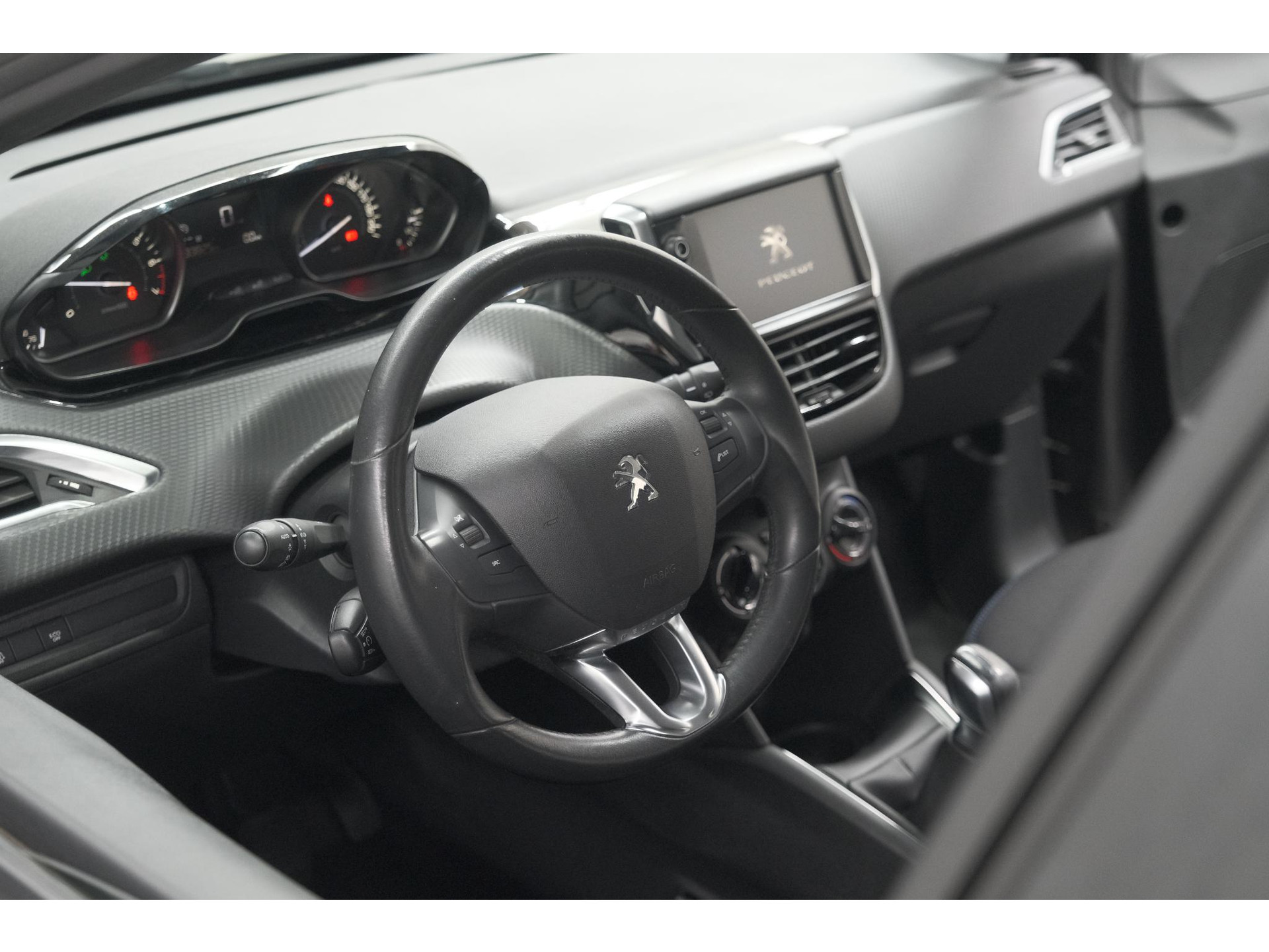 Peugeot 208 PureTech 82 Signature | Parkeersensoren | Apple Carplay | Navigatie