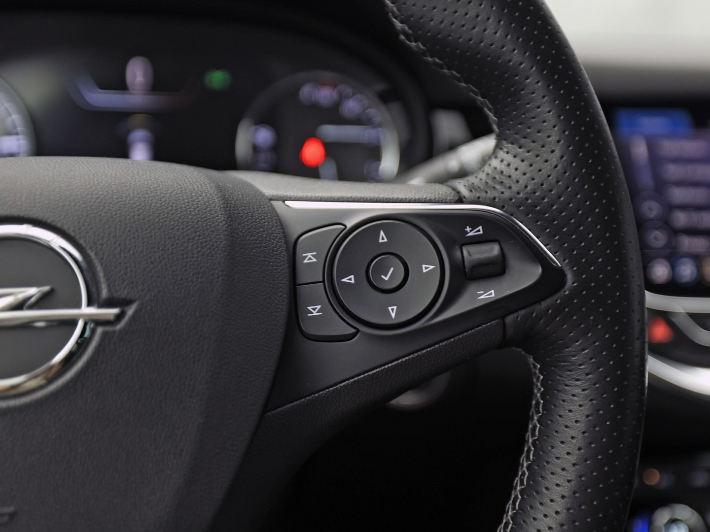 Opel Astra Sports Tourer 1.2 Launch Sport (VIRTUAL COCKPIT, APPLE CARPLAY, GROOT NAVI, CAMERA, STUUR/STOELVERWARMING, SPORTSTOELEN, GETINT GLAS, ADAPTIVE CRUISE, ZWART HEMEL, NIEUWSTAAT)