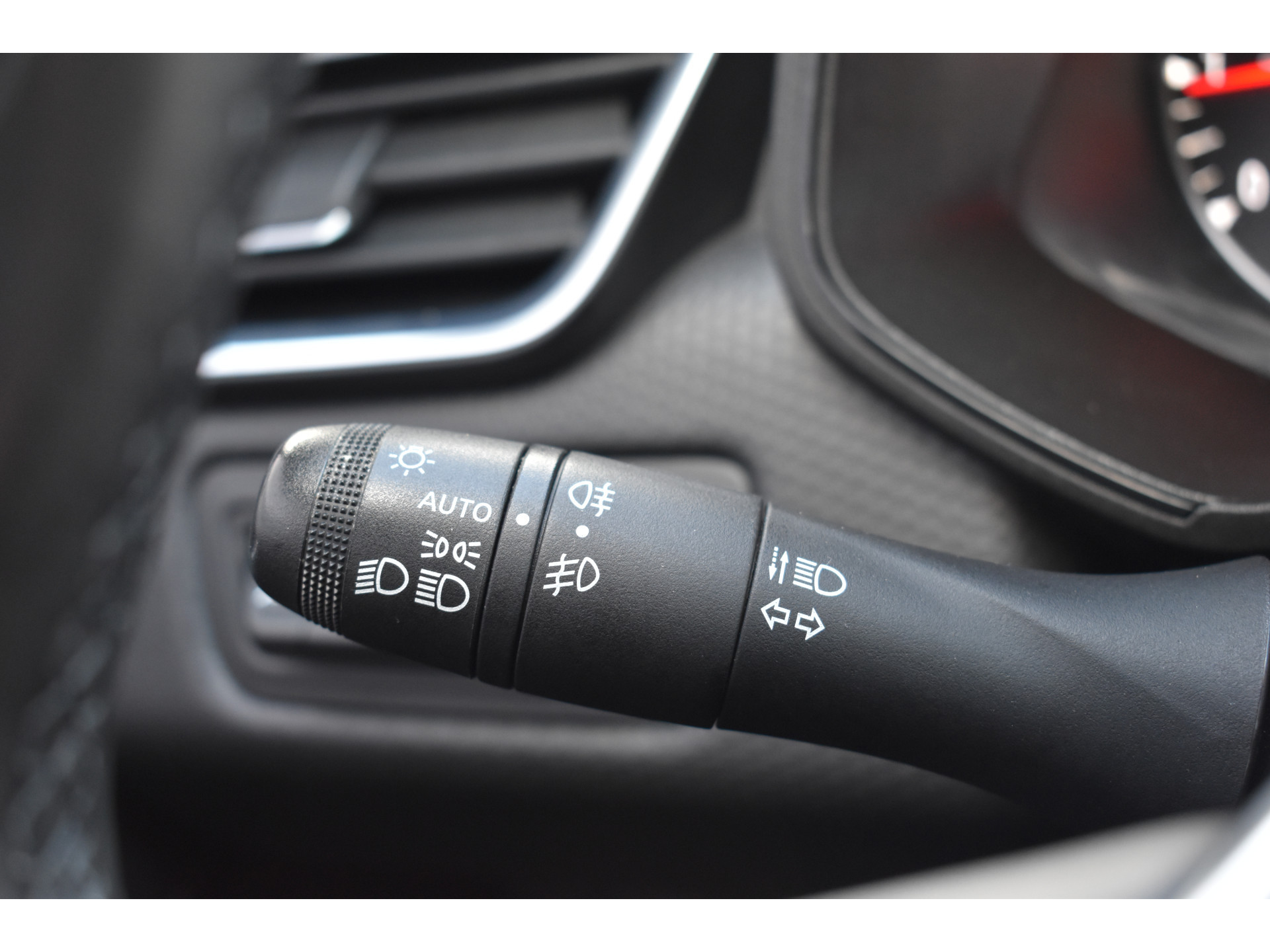 Renault Clio 1.0 TCe Bi-Fuel Zen G3 Gas dus super voordelig rijden 215,- per 3 maanden wegenbelasting Prijs incl. btw Gas kost 0,83 cent per liter
