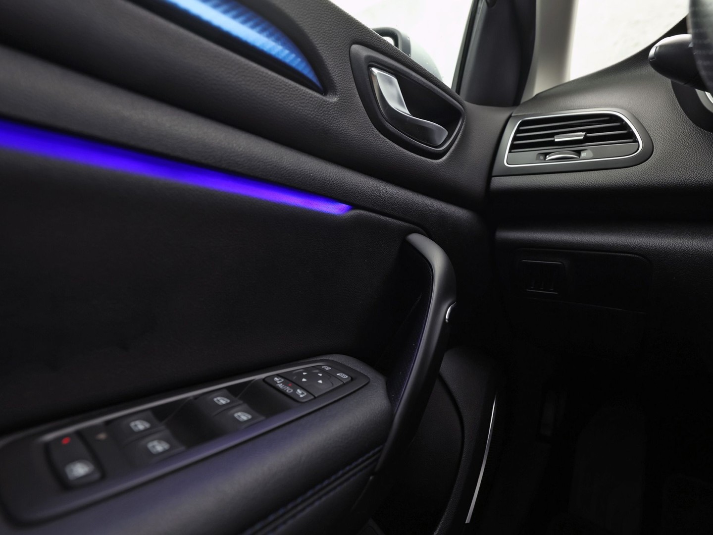 Renault Mégane Estate 1.6 TCe GT 205Pk Automaat (VIRTUAL COCKPIT, GROOT NAVI, KUIPSTOELEN, HEAD-UP DISPLAY, CAMERA, ADAPTIVE CRUISE, BOSE, STOELVERWARMING, NIEUWSTAAT)
