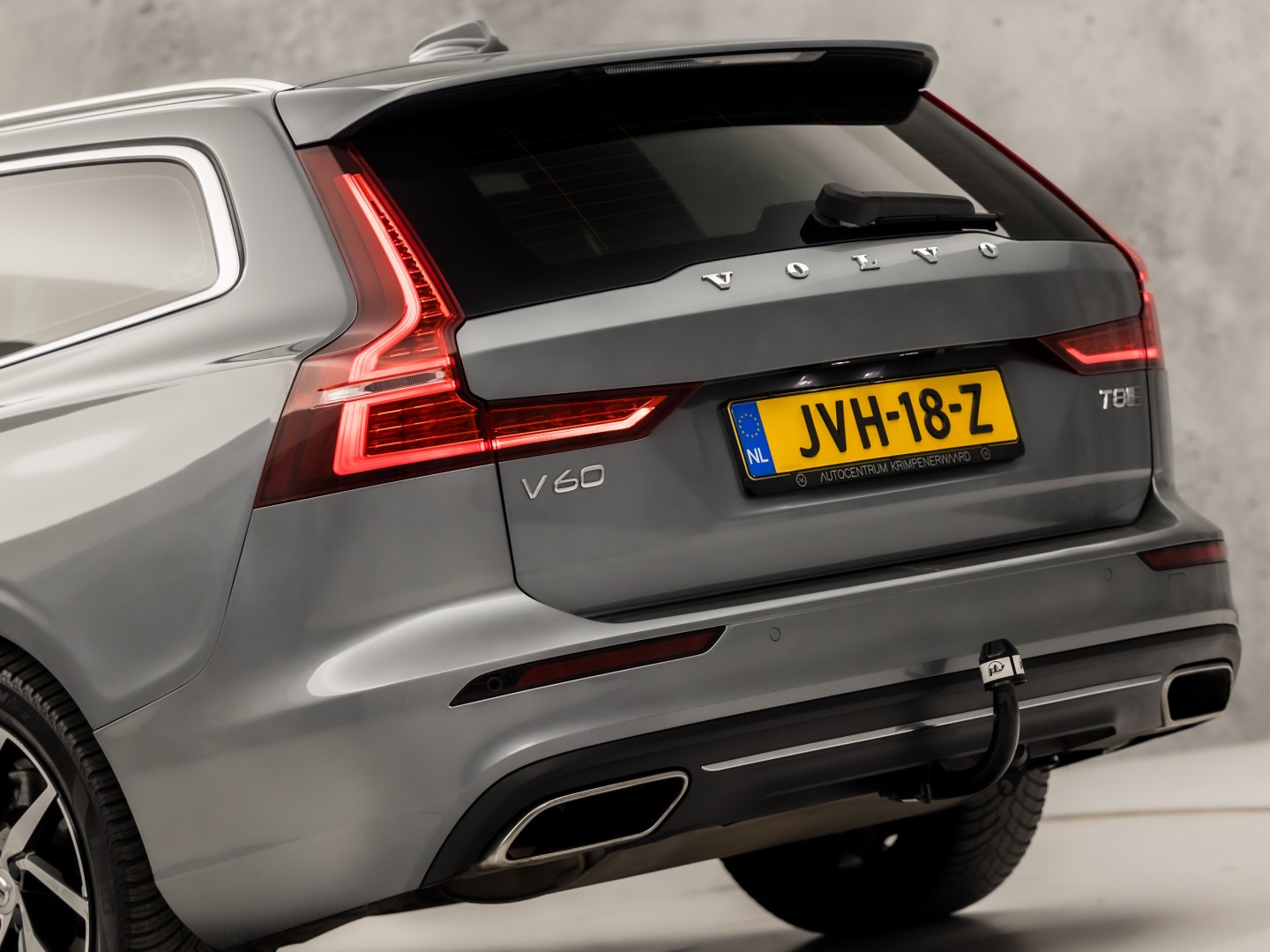 Volvo V60 2.0 T8 Twin Engine AWD Inscription 391Pk Automaat (PANORAMADAK, GROOT NAVI, MEMORY SEATS, GETINT GLAS, STUUR/STOELVERWARMING, CAMERA, TREKHAAK, ELEK ACHTERKLEP, NIEUWSTAAT)