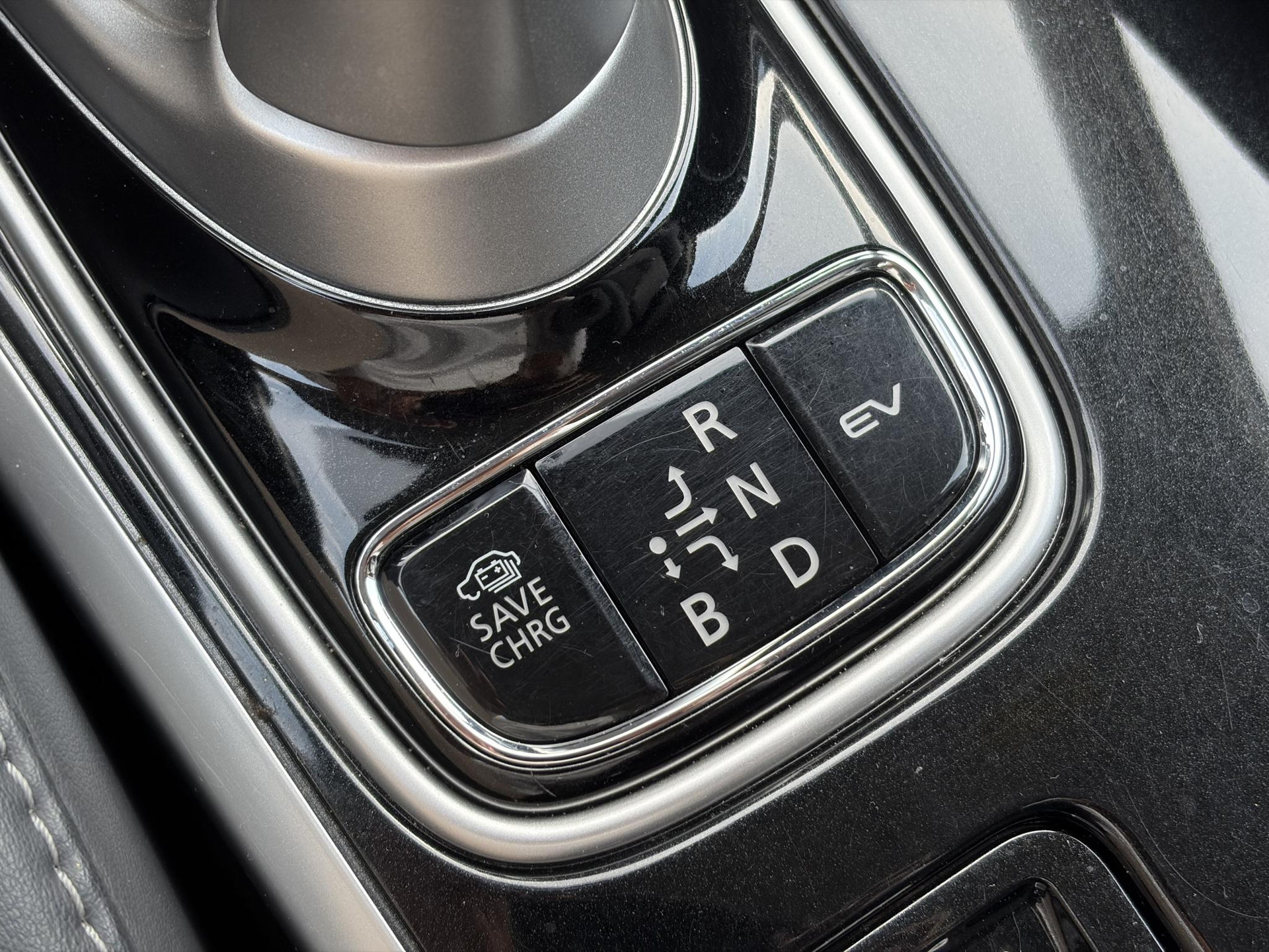 Mitsubishi Outlander 2.4 PHEV Intense ✓1e Eigenaar✓Trakhaak✓SOH 67%✓Carplay✓Camera✓Alcantara-Leder✓Stoelverw-Stoelverkoeling✓Clima✓Cruise✓Pdc V+A✓Keyless✓Net beurt gehad✓18" Lmv✓N.A.P✓Apk tot 10-2027