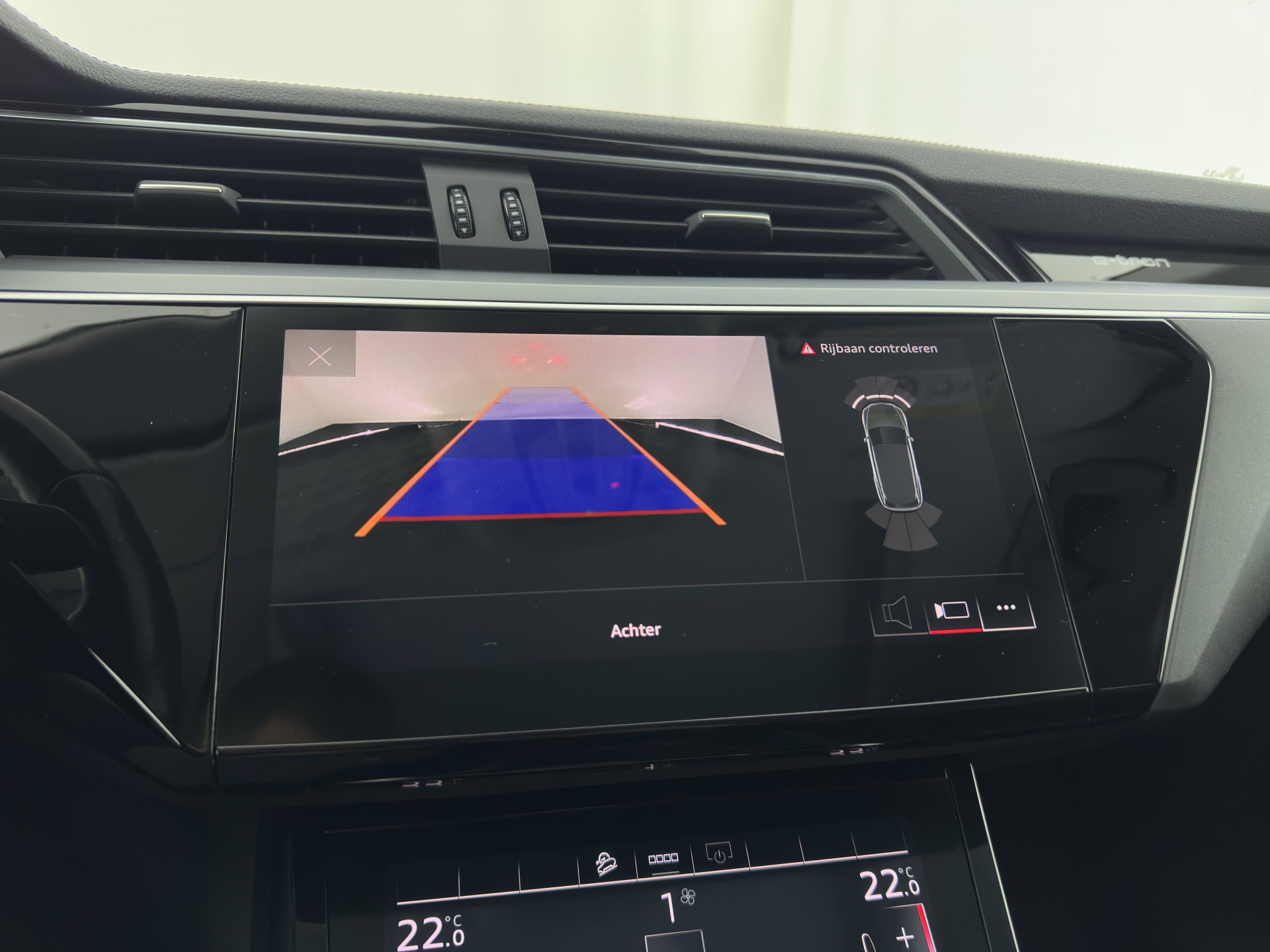 Audi e-tron 55 quattro Business edition Plus 95 kWh [ 3-Fase ] {SOH-88%} (INCL-BTW) *PANO | LUXURY-LEATHER | ADAPTIVE-CRUISE | FULL-LED | DIGI-COCKPIT | KEYLESS | MEMORY-PACK | CAMERA | NAVI-FULLMAP | SHIFT-PADDLES | DAB+ | COMFORT-SEATS | 20''ALU*