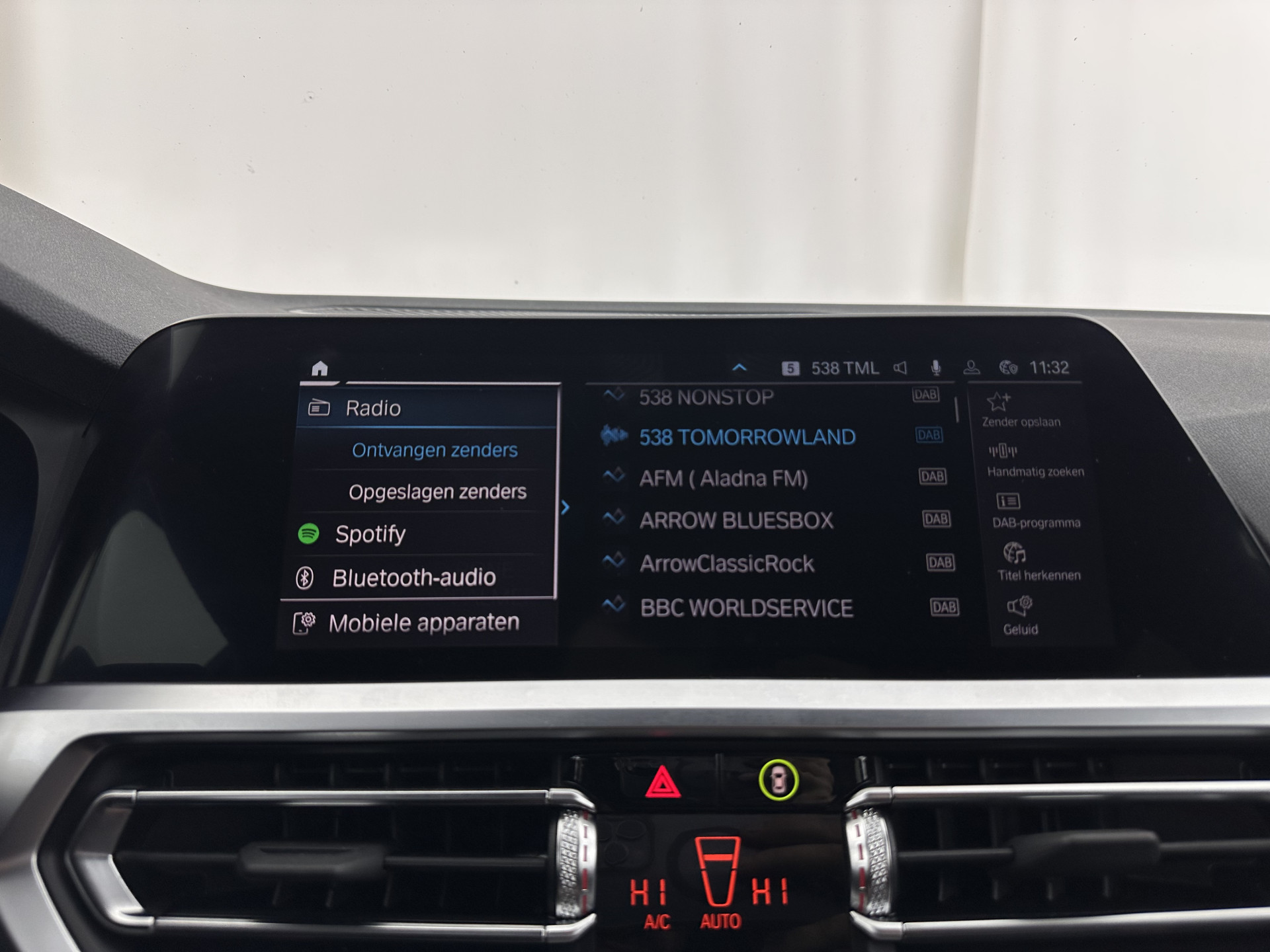 BMW 3-serie Touring 320e Business Edition Plus [Plug-In] (INCL-BTW) Aut. *LEATHER | FULL-LED | HEATED-SPORTSEATS | DIGI-COCKPIT | HIFI-SOUND | NAVI-FULLMAP | PRIVACYGLASS | PDC | AMBIENTLIGHT | DAB | KEYLESS | TOWBAR | 17"ALU* *