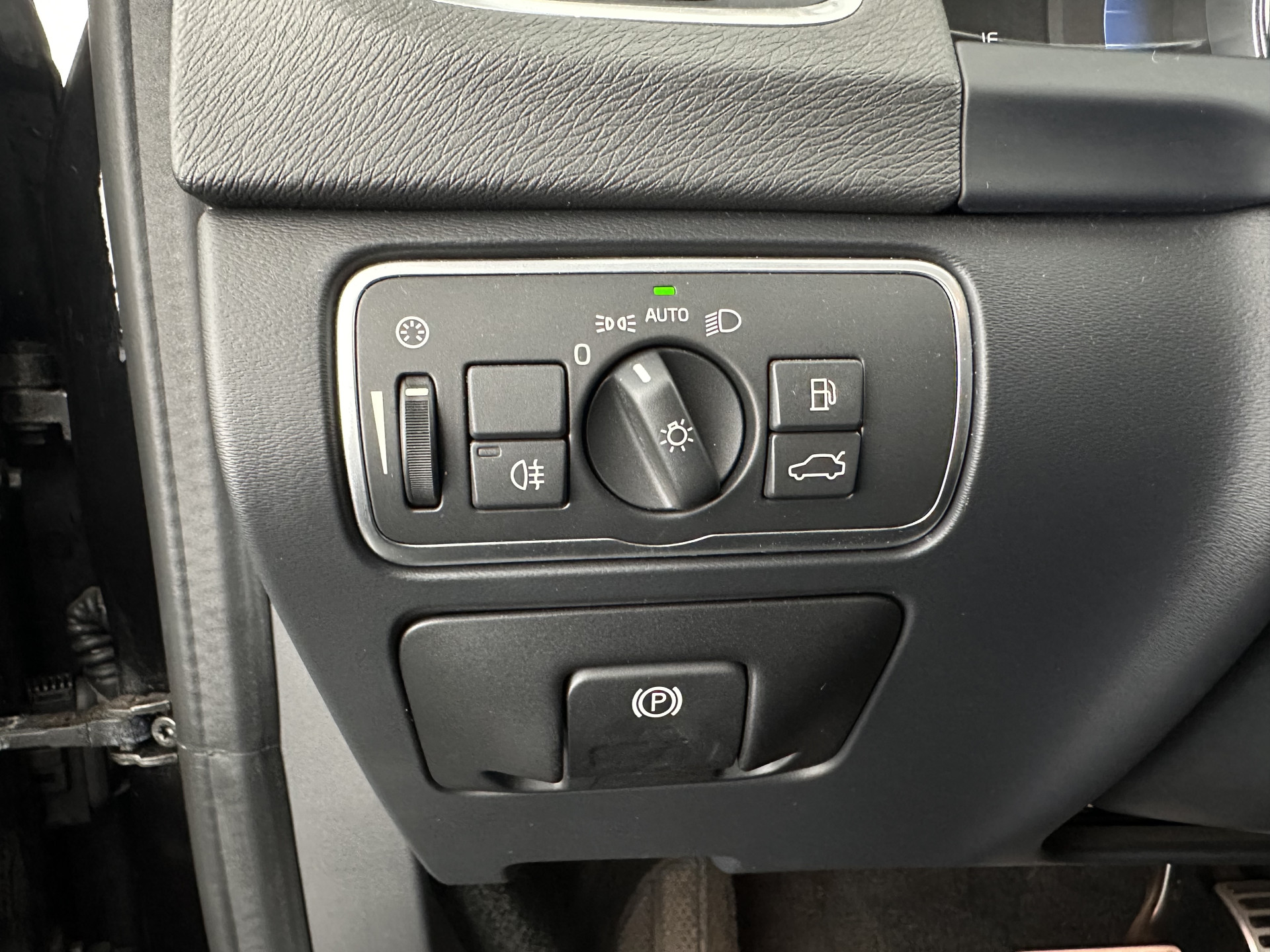 Volvo V60 2.4 D6 Twin Engine R-Design Aut. *PANO | LEATHER-ALCANTARA | BI-XENON | MEMORY-PACK | HEATED-COMFORTSEATS | NAVI-FULLMAP | CAMERA | PRIVACY-GLASS | ECC | PDC | CRUISE | 18''ALU*