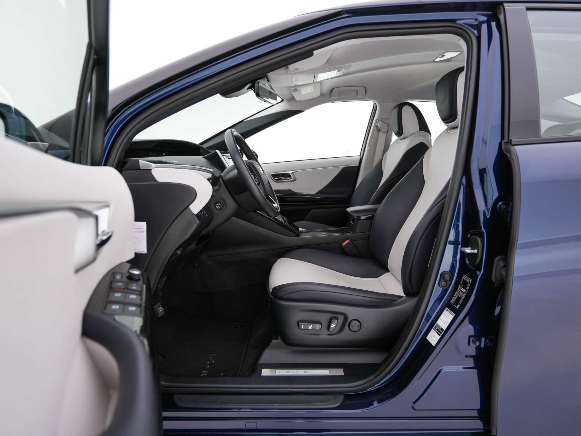 Toyota Mirai FCV Executive [ HYDROGEN ] [INCL-BTW] Aut. *LEATHER | FULL-LED | JBL-SOUNDSYSTEM | CAMERA | KEYLESS | MEMORY-PACK | ADAPTIVE-CRUISE | BLIND-SPOT |  DAB | NAVI-FULLMAP | DIGI-COCKPIT | COMFORT-SEATS | LANE-ASSIST