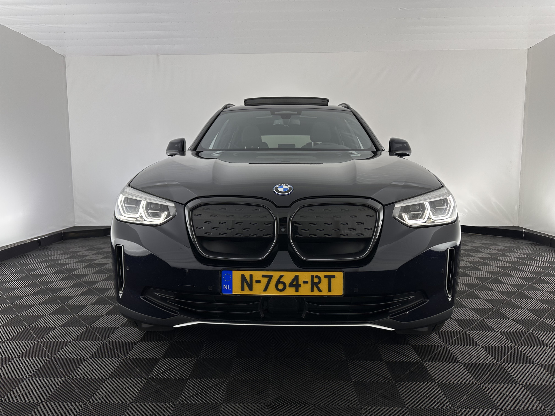 BMW iX3 High Executive 80 kWh [ 3-Fase-11kW ] {SOH-98%} (INCL-BTW) Aut. *PANO | LEATHER | HARMAN/KARDON | FULL-LED | BLINDSPOT | MEMORY-PACK | DIGI-COCKPIT | HEATED-SPORTSEATS | KEYLESS | TOPVIEW | DAB+ | NAVI-FULLMAP | HEAD-UP | PRIVACY-GLASS | .
