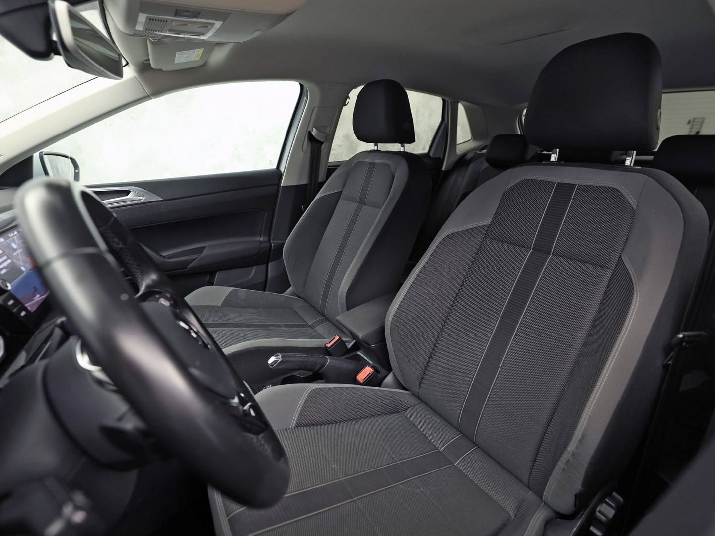 Volkswagen Polo 1.0 TSI Sportline Automaat (VIRTUAL COCKPIT, APPLE CARPLAY, GROOT NAVI, CLIMATE, CAMERA, STOELVERWARMING, SPORTSTOELEN, GETINT GLAS, KEYLESS START, ADAPTIVE CRUISE, NIEUWSTAAT)