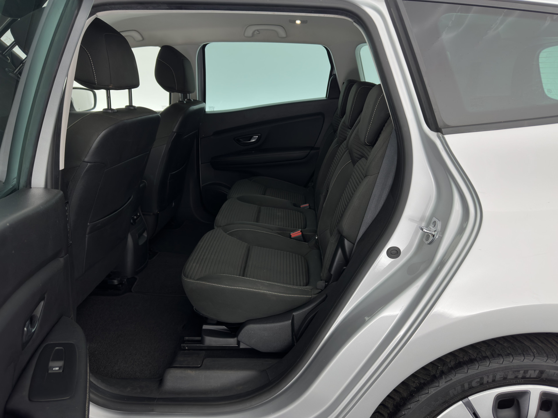 Renault Grand Scénic 1.3 TCe Business Zen [ 7-Pers. ] (INCL-BTW) *NAVI-FULLMAP | COMFORT-SEATS | DIGI-COCKPIT | ECC | PDC | CRUISE | PRIVACY-GLASS | DAB | CARPLAY*