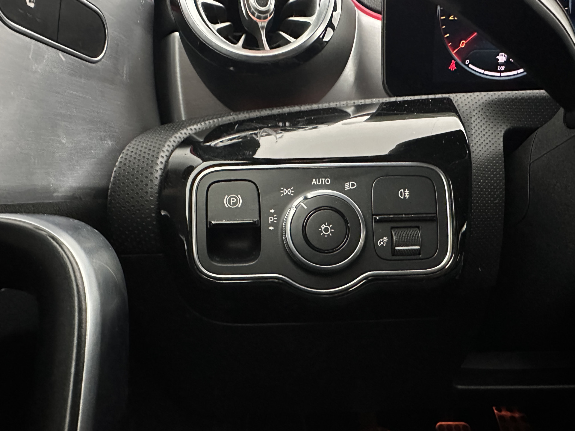 Mercedes-Benz A-klasse 160 AMG-Sportpack Business-Solution (INCL-BTW) *WIDESCREEN-DIGI-COCKPIT | FULL-LED | LEATHER-MICROFIBRE | CAMERA | DYNAMIC-SELECT | CRUISE | HEATED-SPORTSEATS | PRIVACY-GLASS | DAB | AMBIENT-LIGHT | 18"ALU*