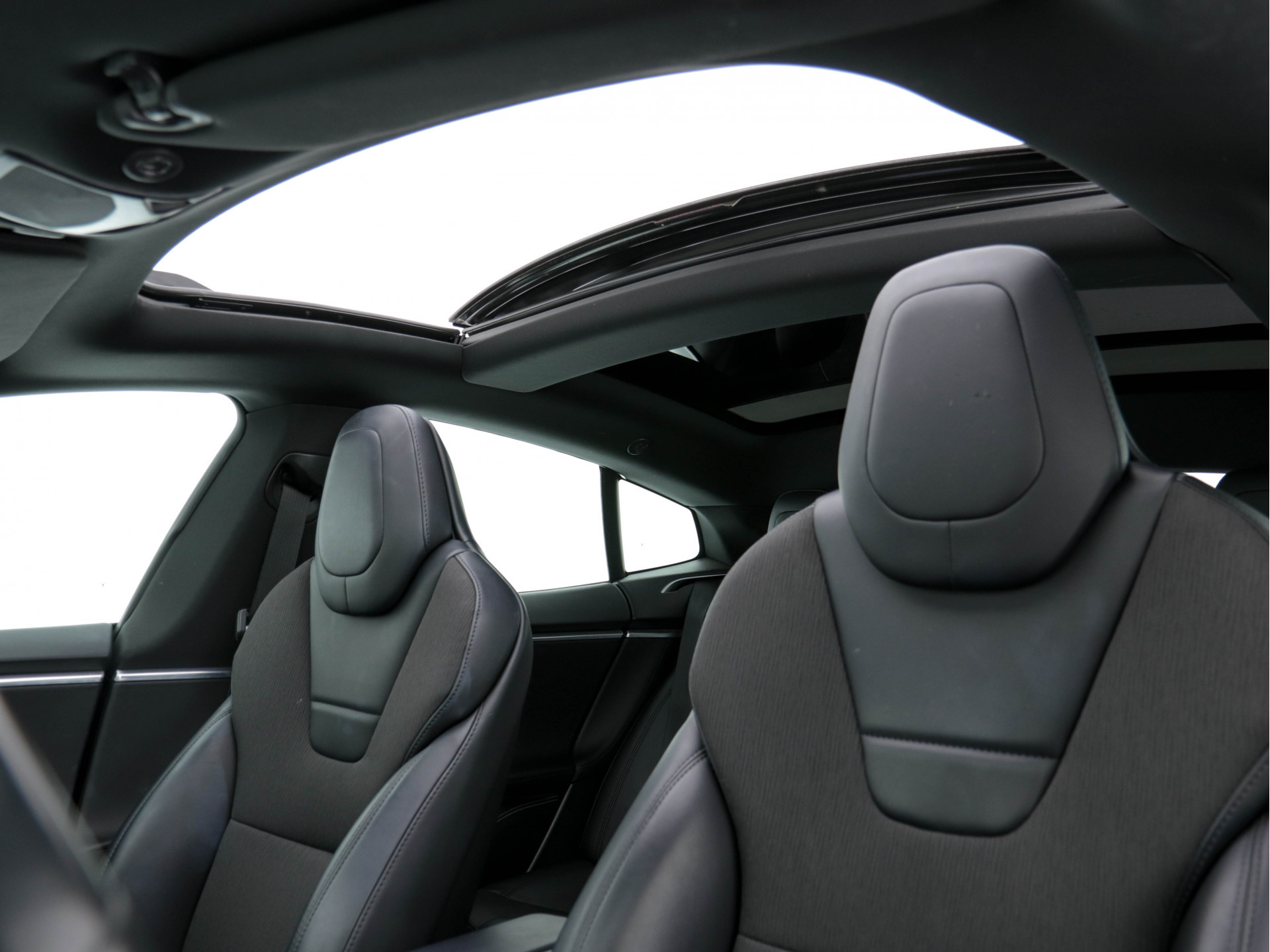 Tesla Model S 235 Kw Base [ 3-Fase ] (INCL-BTW) *PANO | AUTO-PILOT | KEYLESS | FULL-LED | 1/2-LEATHER | NAVI-FULLMAP | SURROUND-VIEW | APP-CONNECT | LANE-ASSIST | DIGI-COCKPIT | DAB | SPORT-SEATS | 19"ALU