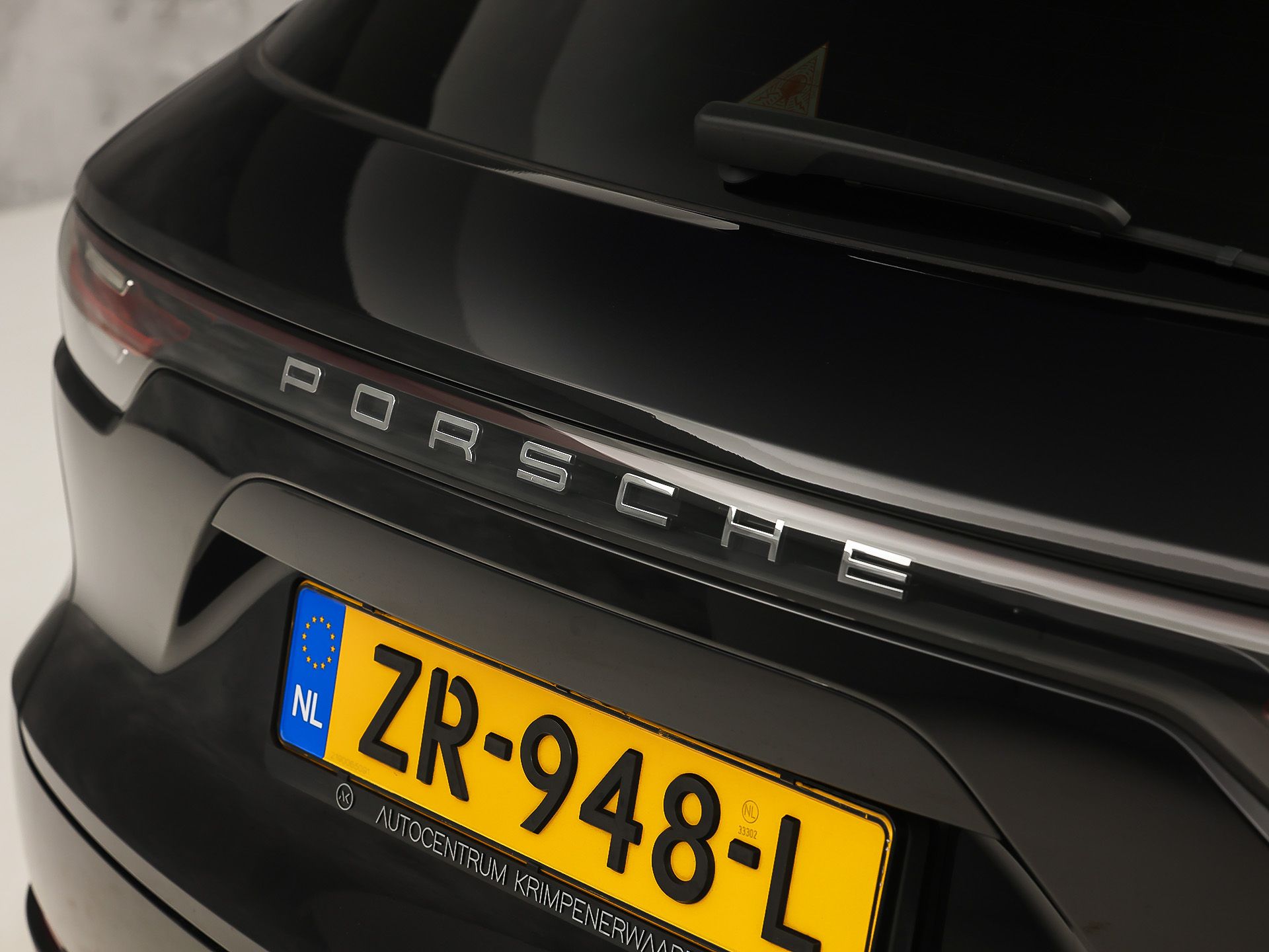Porsche Cayenne 3.0 E-Hybrid Sport 463Pk (SPORTCHRONO PAKKET, LUCHTVERING, SOH 95%, BLACK PACK, APPLE CARPLAY, MEMORY SEATS, STOELVERWARMING, GETINT GLAS, CAMERA, NIEUWSTAAT)