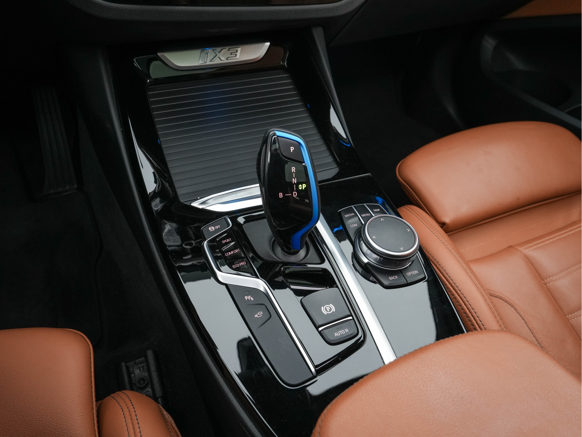 BMW iX3 High Executive 80 kWh [ 3-Fase ] {SOH-98%} (INCL-BTW) Aut. *PANO | LEATHER | HARMAN/KARDON | FULL-LED | BLINDSPOT | MEMORY-PACK | DIGI-COCKPIT | HEATED-SPORTSEATS | KEYLESS | TOPVIEW | DAB+ | NAVI-FULLMAP | HEAD-UP | ...