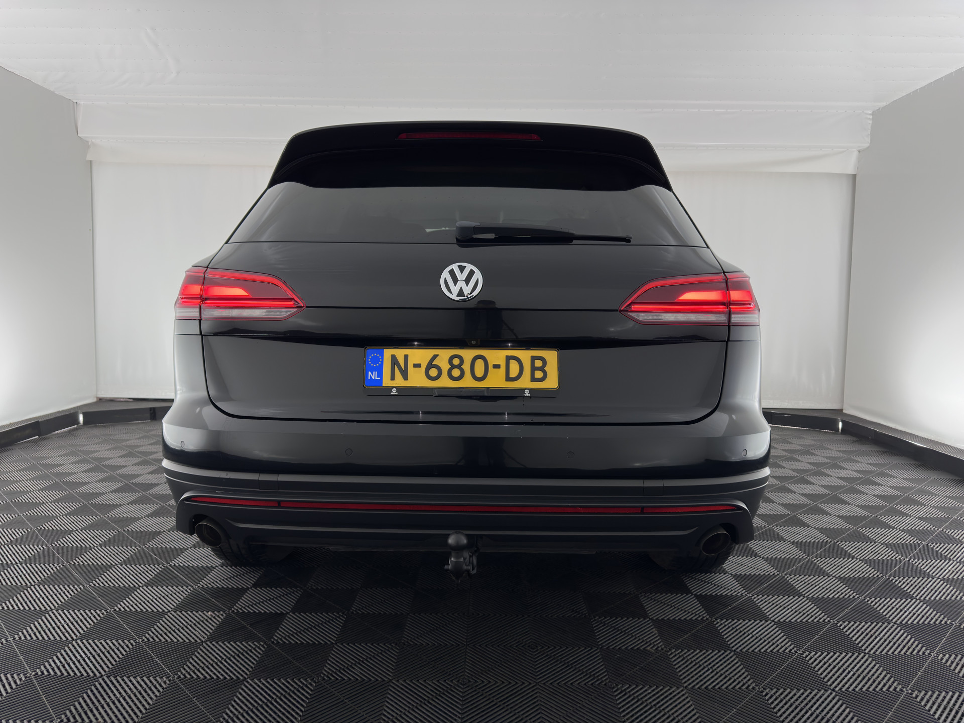 Volkswagen Touareg 3.0 TDI R-Line (INCL-BTW) Aut. *LUXURY-LEATHER | FULL-LED | BLIND-SPOT | HEATED-COMFORTSEATS | AIR-SUSPENSION | KEYLESS | CAMERA | NAVI-FULLMAP | PRIVACY-GLASS | ADAPTIVE-CRUISE |  SHIFT-PADDLES | TOWBAR*