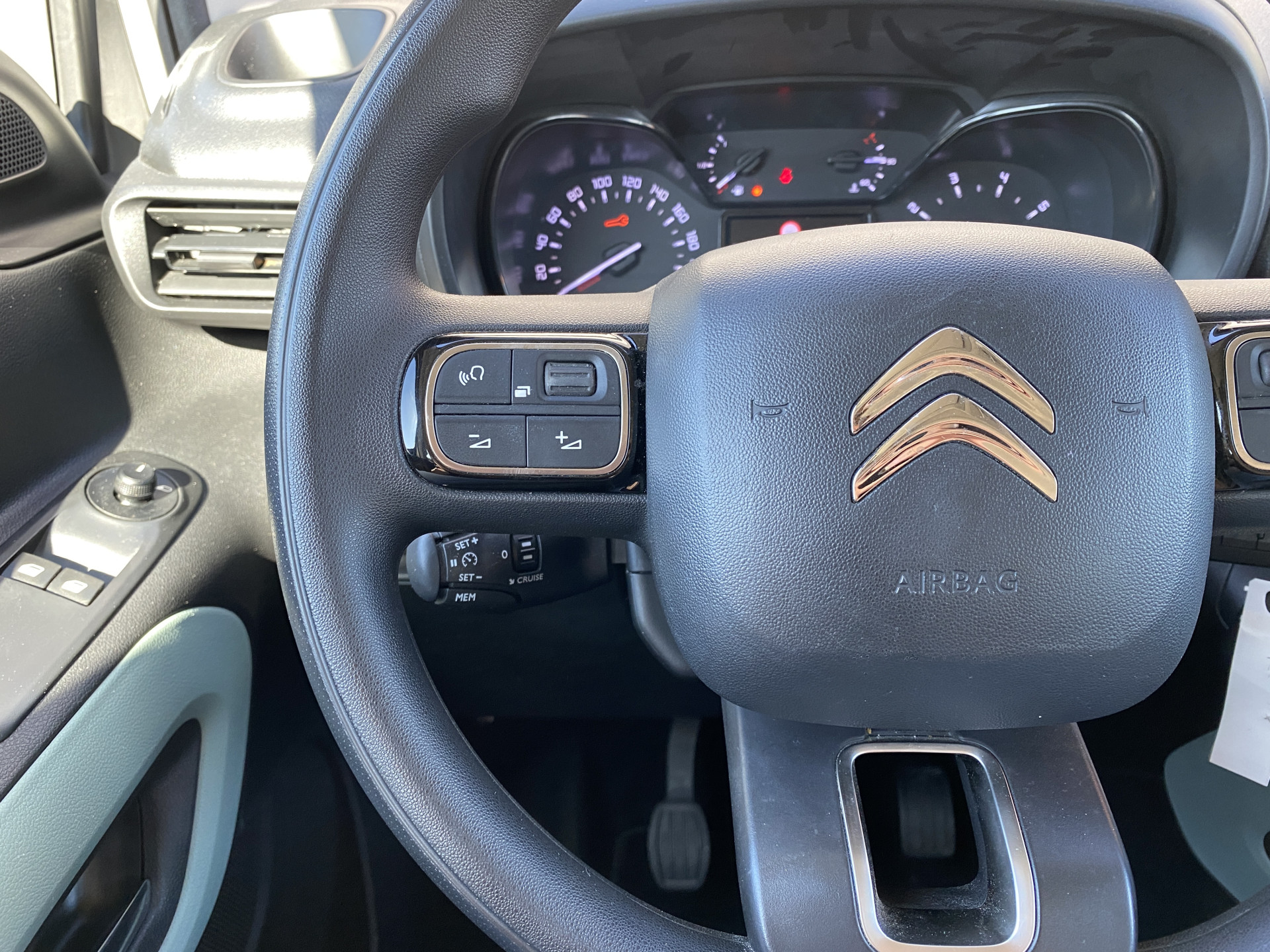 Citroën Berlingo 1.2 PureTech Feel | dealer onderh. | navigatie | cruise control | airco | parkeersensoren | all season banden
