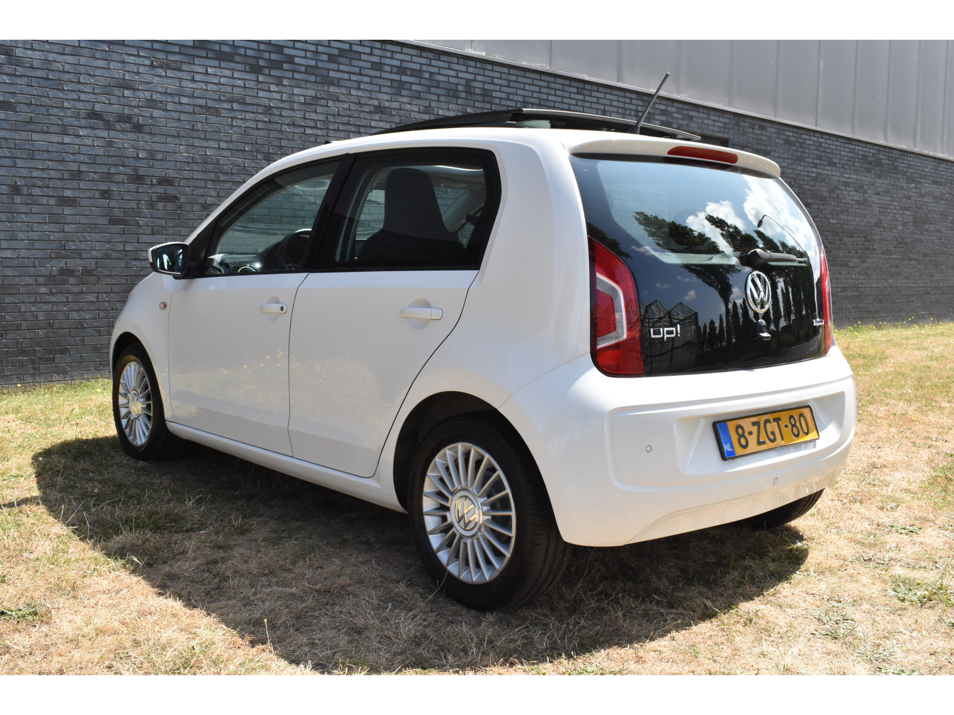 Volkswagen Up! 1.0 high up! BlueMotion Panodak Navigatie Pdc Lage km-stand