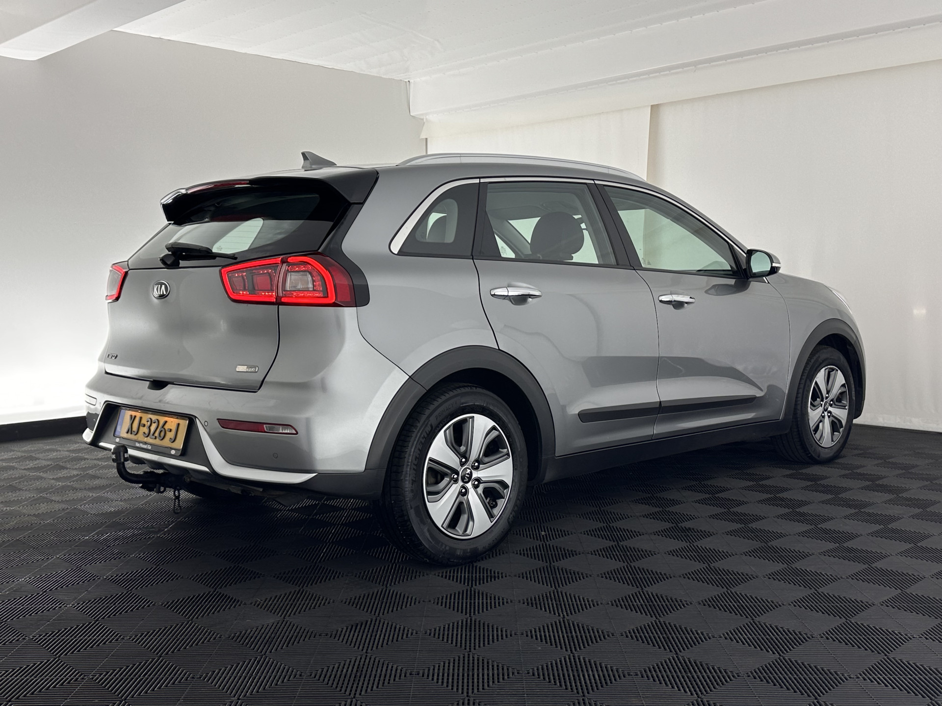 Kia Niro 1.6 GDi Hybrid ExecutiveLine (INCL.BTW) Aut. *LEATHER-FABRIC | NAVI-FULLMAP | KEYLESS | CAMERA | COMFORT-SEATS | DIGI-COCKPIT | LANE-ASSIST | ECC | CARPLAY | PDC | TOWBAR | 16''ALU*
