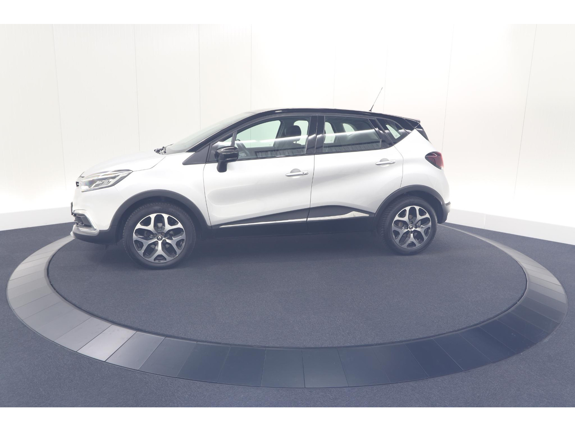 Renault Captur TCe 90 Intens | Trekhaak | AllSeason banden | Navigatie | Parkeersensoren