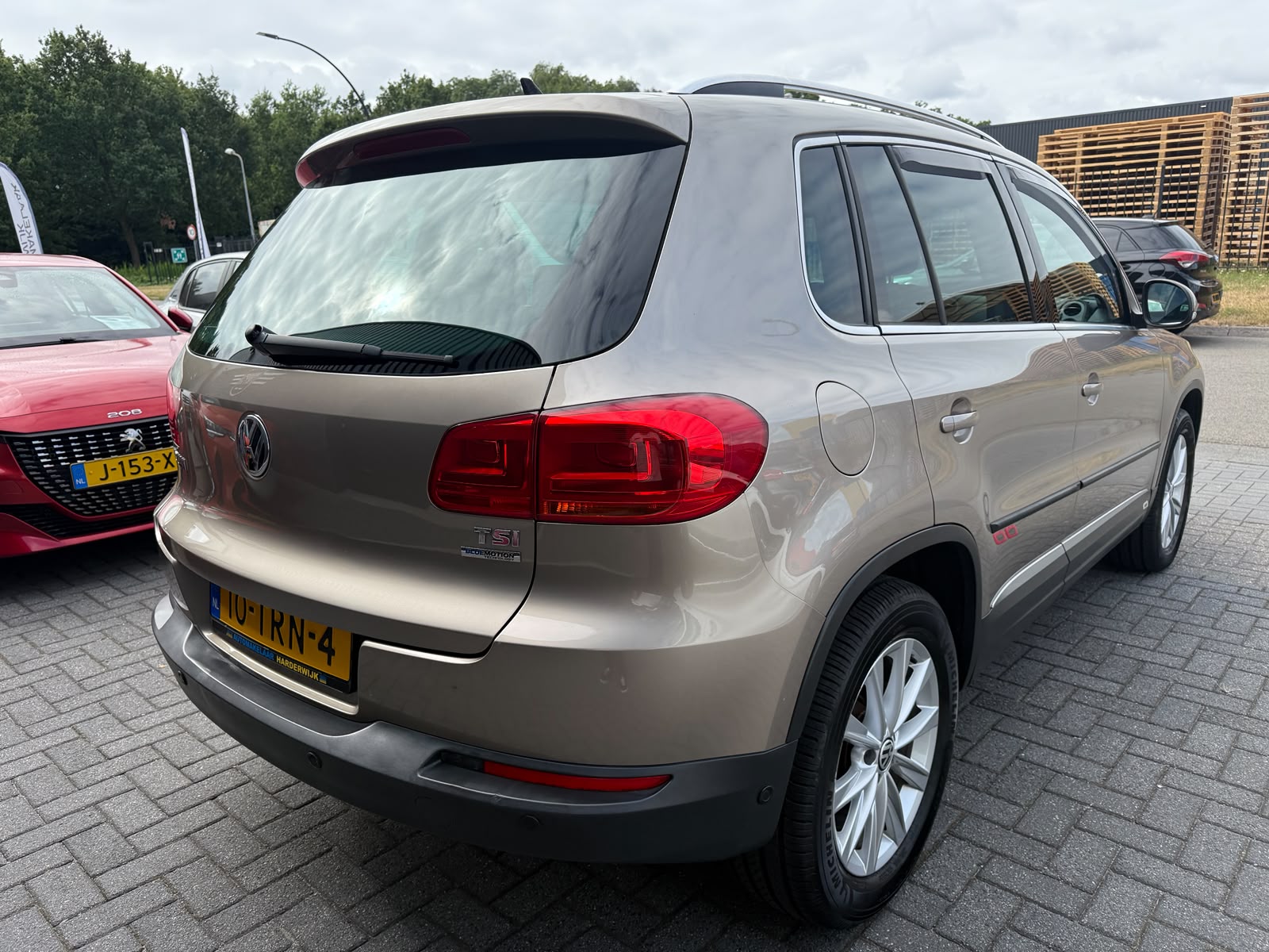 Volkswagen Tiguan 1.4 TSI Sport&Style | 1E EIGENAAR | 3/6/12MND GARANTIE | NAVI | PDC | 160 PK | LAGE KM |
