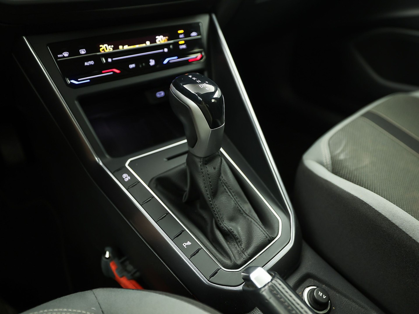 Volkswagen Polo 1.0 TSI Sport Automaat (VIRTUAL COCKPIT, APPLE CARPLAY, GROOT NAVI, CLIMATE, SPORTSTOELEN, LED KOPLAMPEN, GETINT GLAS, PARKEERSENSOREN, NIEUWSTAAT)