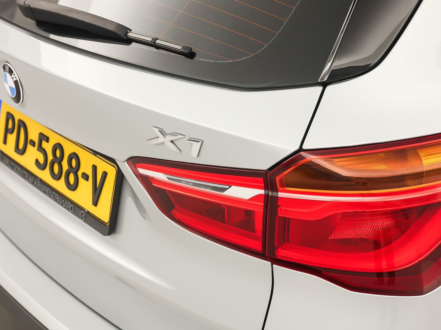 BMW X1 sDrive20i Executive 192Pk Automaat (NAVIGATIE, CLIMATE, TREKHAAK, SPORTSTOELEN, GETINT GLAS, PARKEERSENSOREN, NIEUWSTAAT)