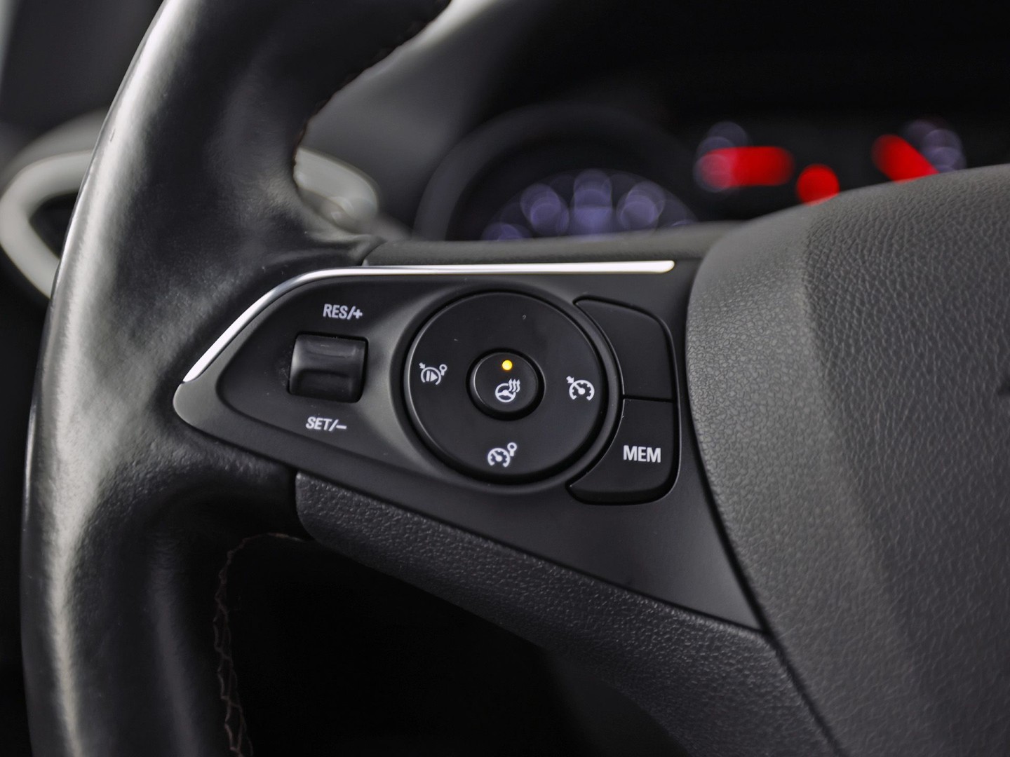 Opel Crossland X 1.2 Turbo Innovation Sport Automaat (APPLE CARPLAY, GROOT NAVI, CLIMATE, STUUR/STOELVERWARMING, SPORTSTOELEN, LEDER, GETINT GLAS, PARKEERSENSOREN, NIEUWSTAAT)