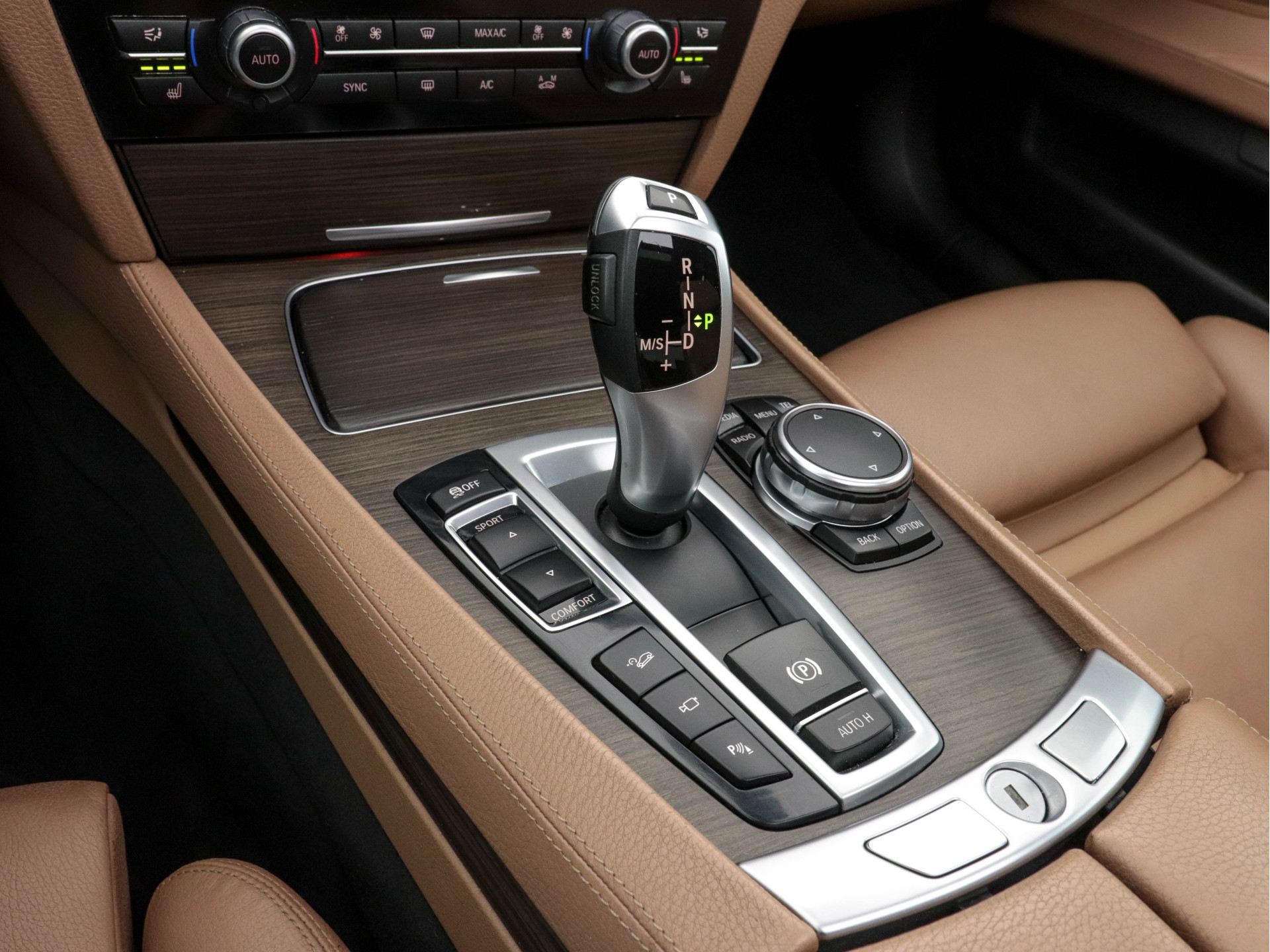 BMW 7-serie 740d xDrive M-Sport Aut. *PANO | LEATHER | FULL-LED | SURROUND-VIEW | NAVI-FULLMAP | SOFT-CLOSE | HEAD-UP | HARMAN/KARDON-AUDIO | KEYLESS | CRUISE | HEATED-SPORTSEATS | LANE-ASSIST | MEMORY-PACK | TOWBAR