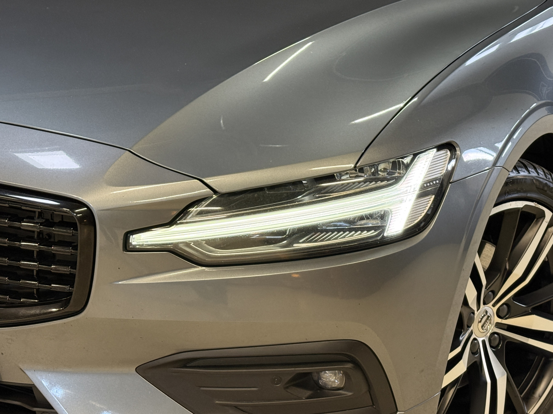 Volvo V60 2.0 B4 Business Pro | R-Design | Stoel/Stuurverwarming | Camera | Navi | Panoramadak