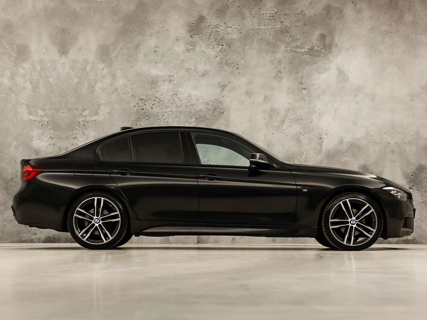 BMW 3 Serie 318i M Sport High Executive Automaat (VIRTUAL COCKPIT, M PAKKET, GROOT NAVI, STOELVERWARMING, SPORT AUTOMAAT, SPORTSTOELEN, TREKHAAK, GETINT GLAS, PARKEERSENSOREN, NIEUWSTAAT)