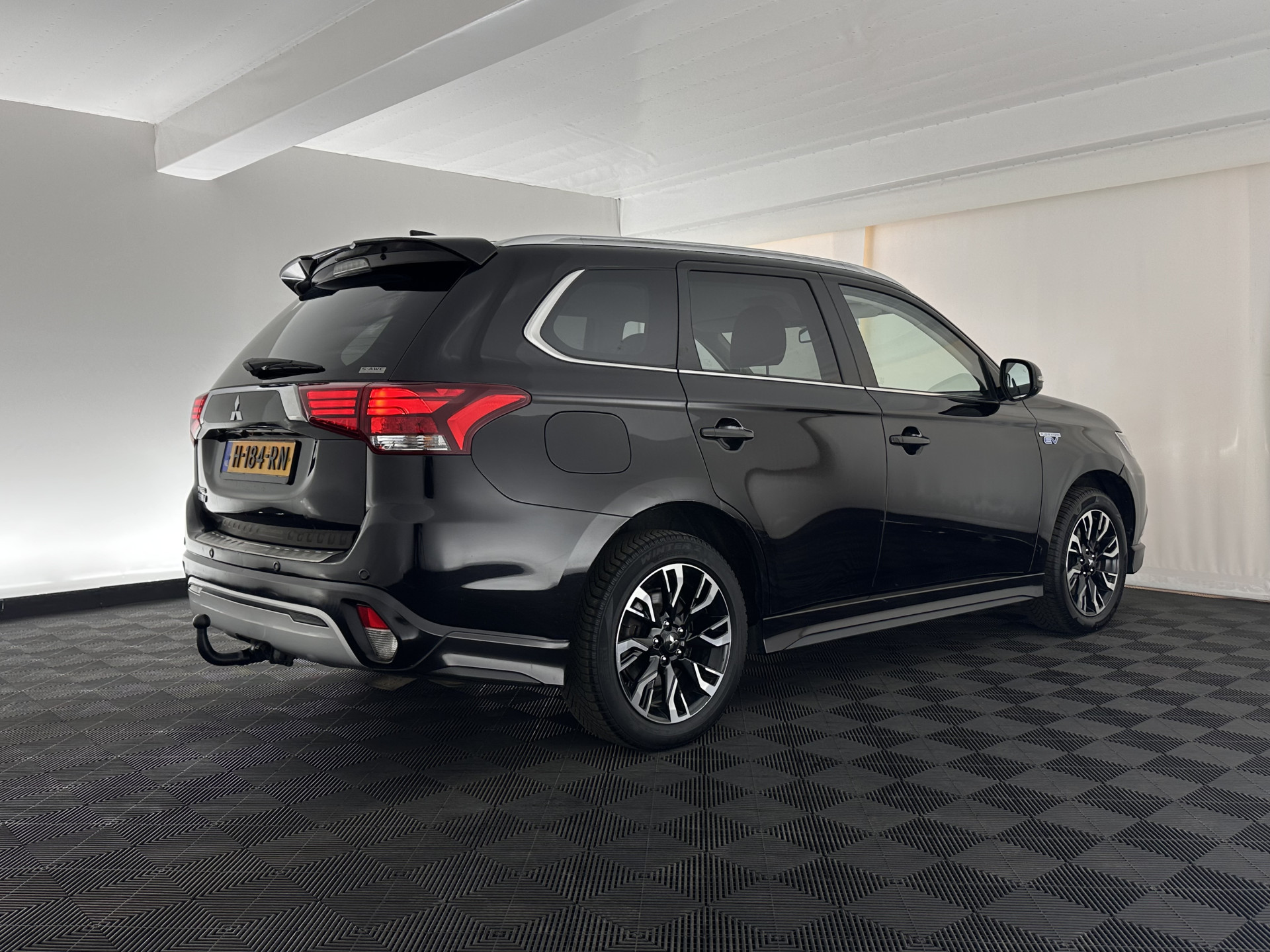 Mitsubishi Outlander 2.4 PHEV Intense AWD (Plug-in) (INCL-BTW) *LEATHER-ALCANTARA | FULL-LED | KEYLESS | BLINDSPOT | CAMERA | HEATED-COMFORTSEATS | ECC | SHIFTPADDLES | PDC | CRUISE | PRIVACYGLASS | DAB | TOWBAR | CARPLAY | 18''ALU*