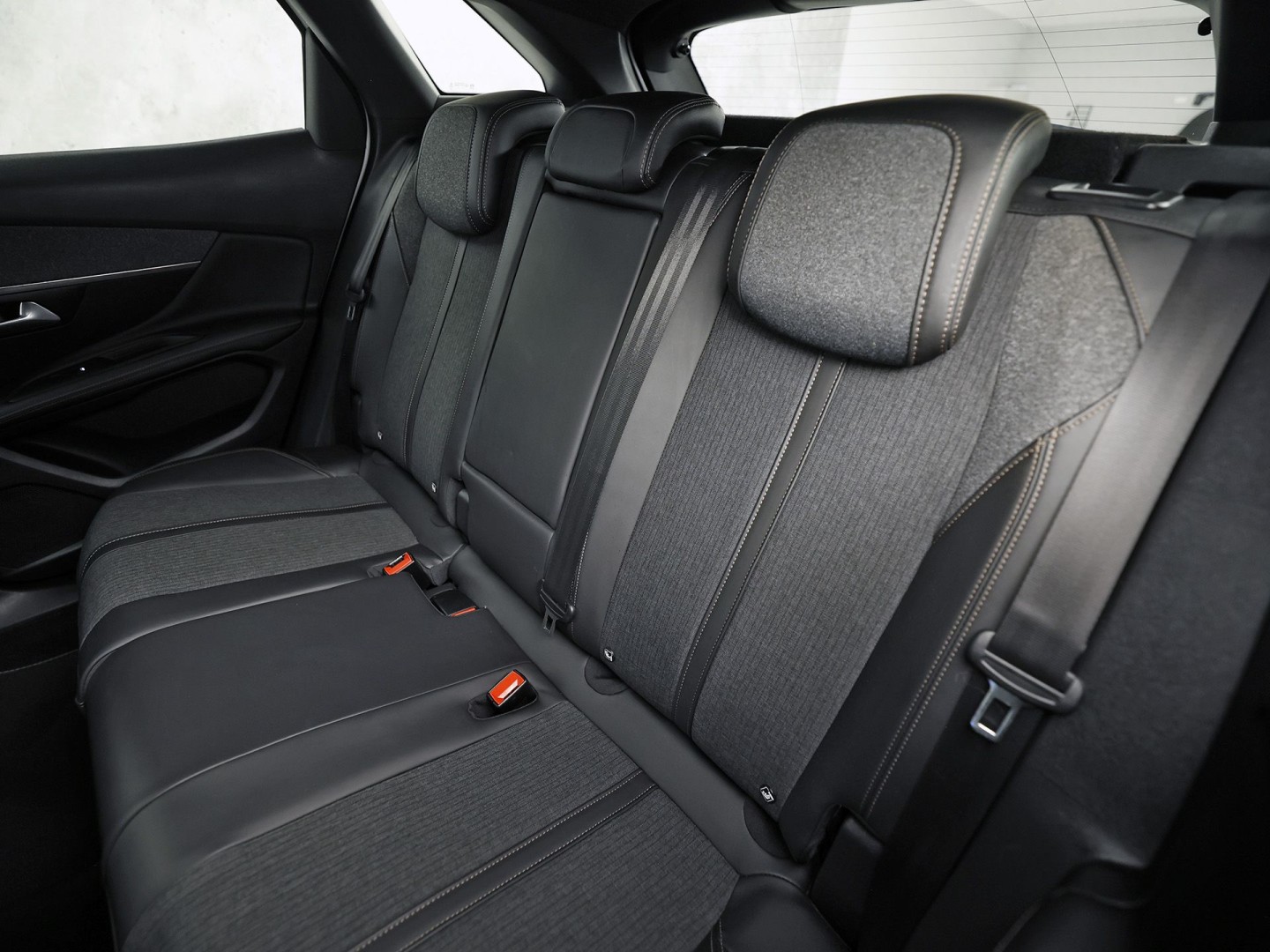 Peugeot 3008 1.6 e-THP GT Line 165Pk Automaat (APPLE CARPLAY, PARELMOER, GROOT NAVI, GETINT GLAS, KEYLESS, SPORTSTOELEN, PARKEERSENSOREN, ZWART HEMEL, NIEUWSTAAT)