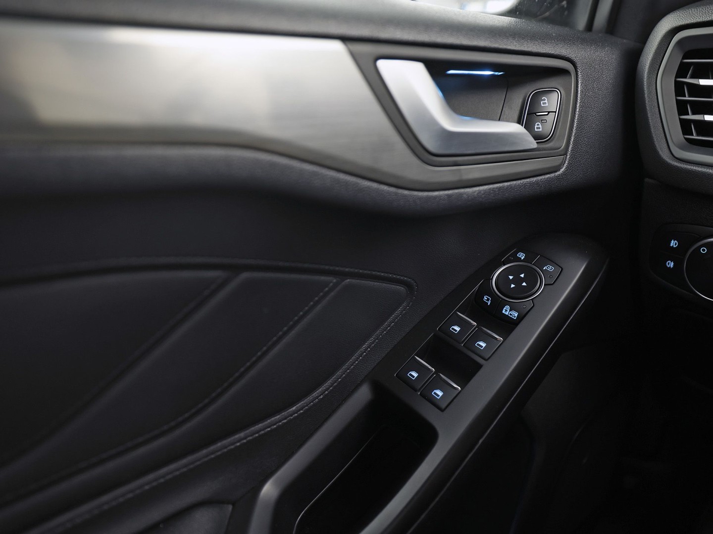 Ford Focus Wagon 1.0 EcoBoost Titanium Sport (APPLE CARPLAY, GROOT NAVI, STUUR/STOELVERWARMING, CAMERA, SPORTSTOELEN, GETINT GLAS, ADAPTIVE CRUISE, NIEUWSTAAT)