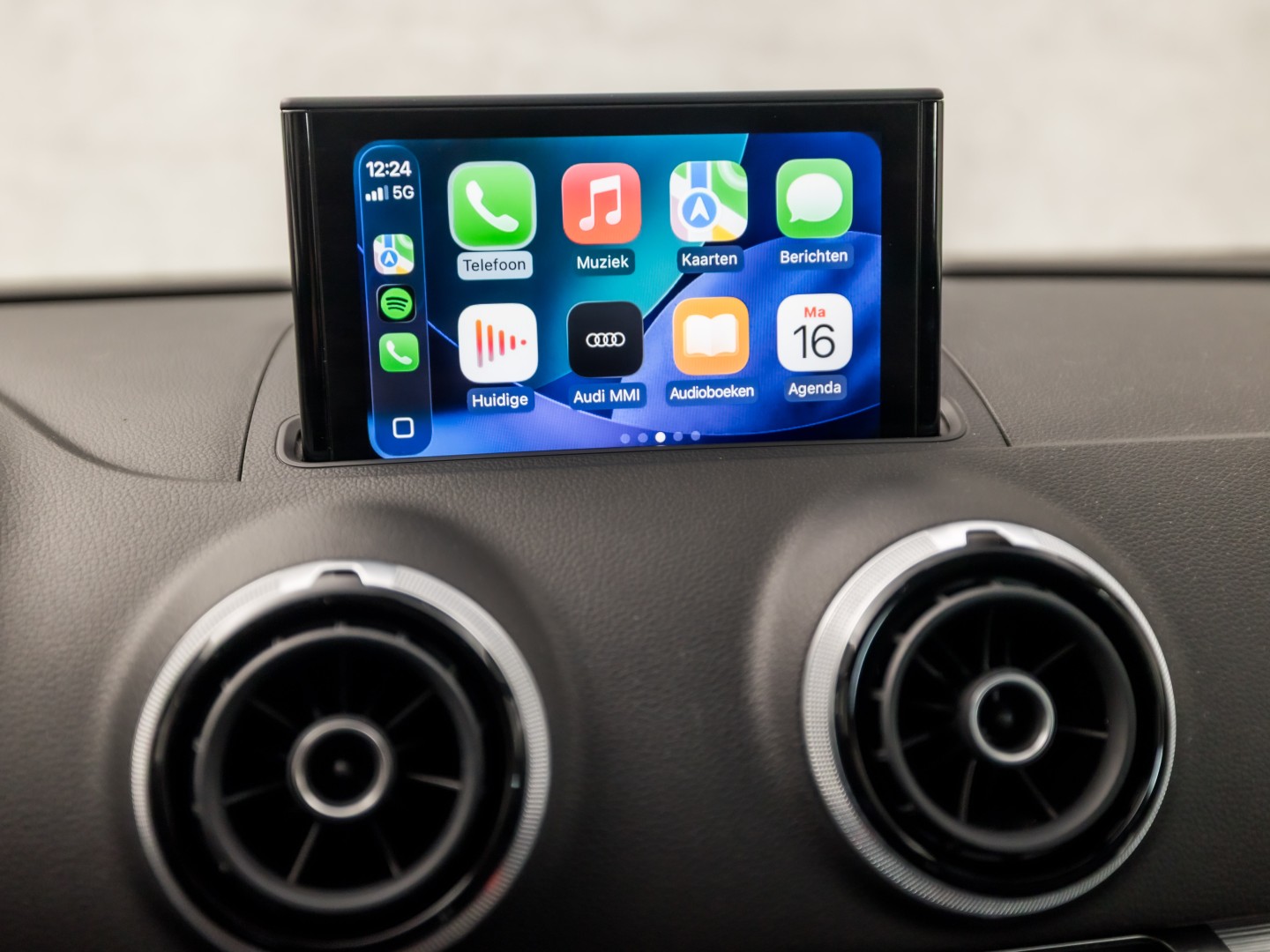 Audi A3 Sportback 1.0 TFSI Sport (APPLE CARPLAY, GROOT NAVI, CLIMATE, DYNAMISCHE KNIPPERLICHTEN, SPORTSTOELEN, CRUISE, PARKEERSENSOREN, NIEUWE APK, NIEUWSTAAT)
