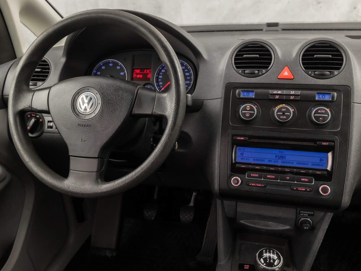Volkswagen Caddy 1.4 Life 5 Persoons (CLIMATE, SCHUIFDEUREN, ELEK RAMEN, NIEUWE APK, NIEUWSTAAT)