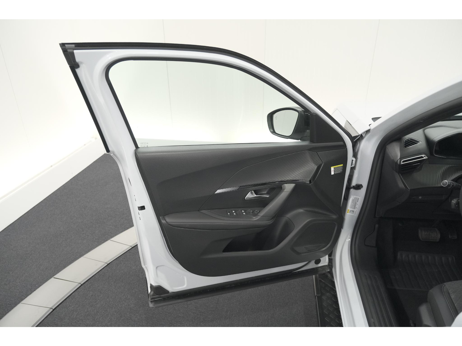 Peugeot 2008 PureTech 130 EAT8 Allure | Allseason banden | 360 Camera | Dodehoekdetectie | Apple Carplay | Stoelverwarming