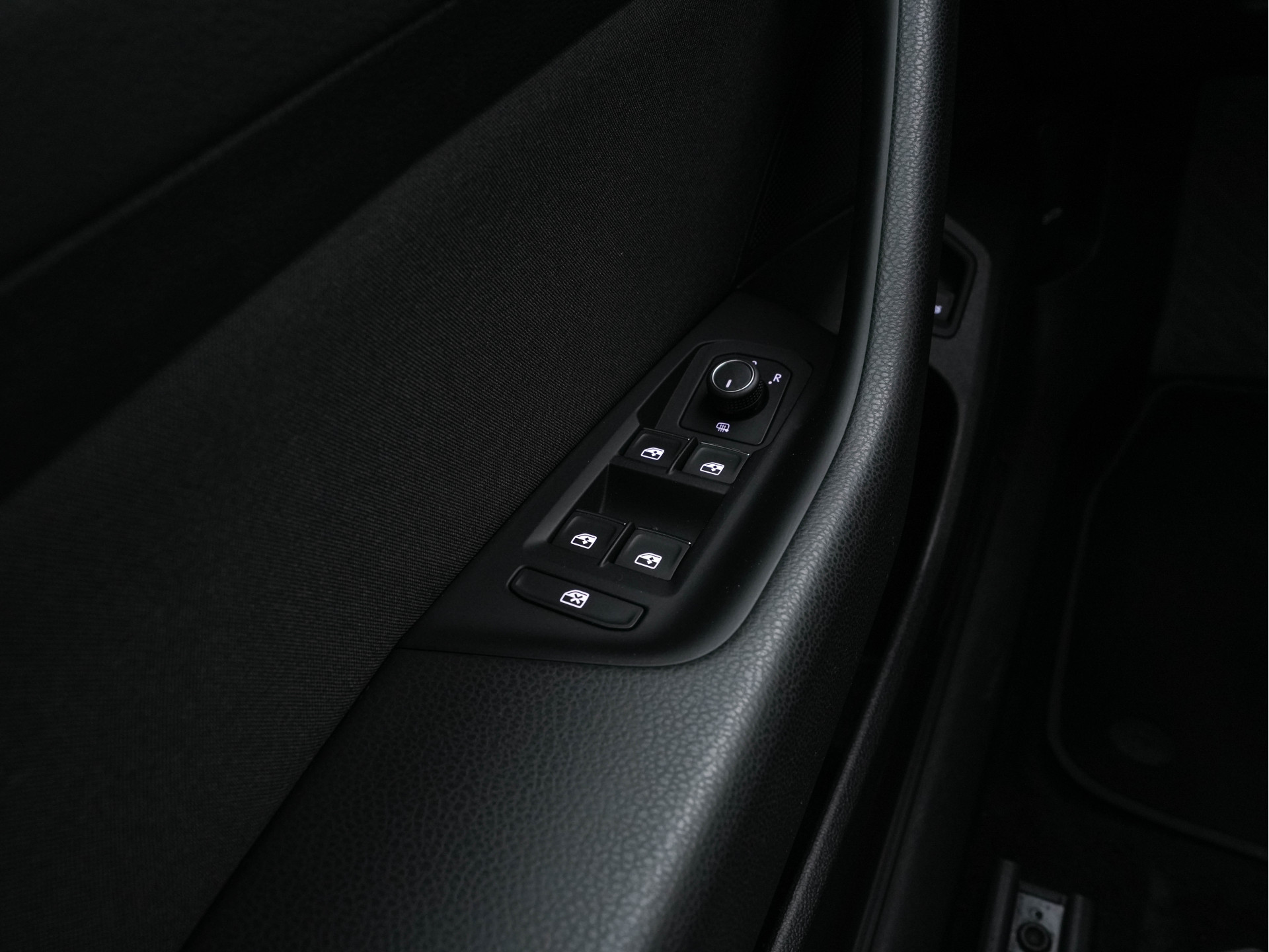 Volkswagen Passat 1.4 TSI GTE Business (Plug-In) (INCL-BTW) Aut. *FULL-LED | DIGI-COCKPIT | ADAPTIVE-CRUISE | NAVI-FULLMAP | KEYLESS | DAB+ | COMFORT-SEATS | SHIFTPADDLES | PRIVACY-GLASS | PDC | CAMERA | CARPLAY | 17''ALU*