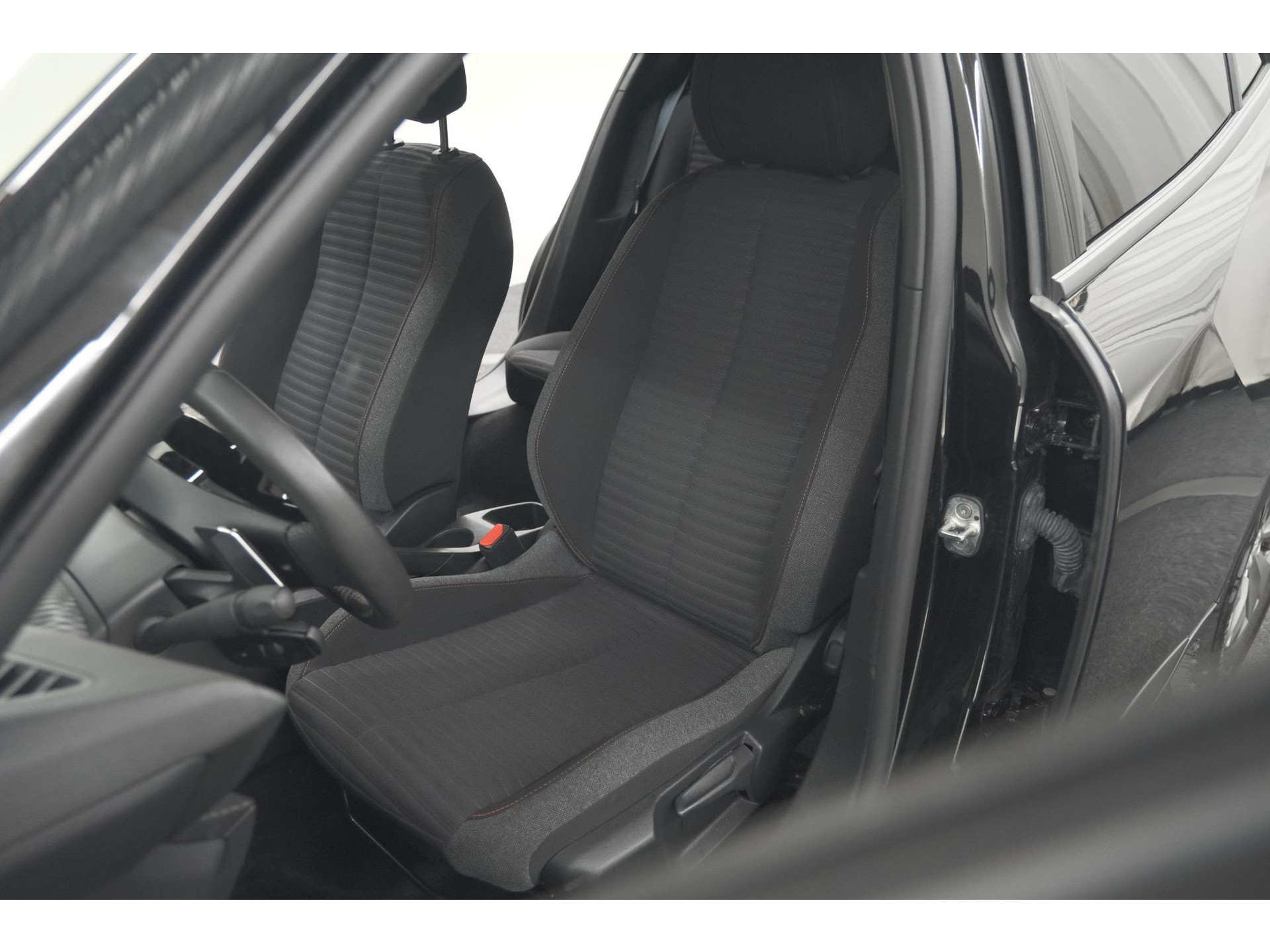 Peugeot 2008 PureTech 130 EAT8 Active Pack | Parkeersensoren | Apple CarPlay | Climate Control | Stoelverwarming