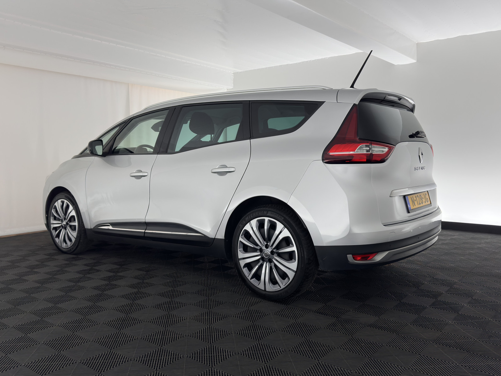 Renault Grand Scénic 1.3 TCe Business Zen [ 7-Pers. ] (INCL-BTW) *NAVI-FULLMAP | COMFORT-SEATS | DIGI-COCKPIT | ECC | PDC | CRUISE | PRIVACY-GLASS | DAB | CARPLAY*