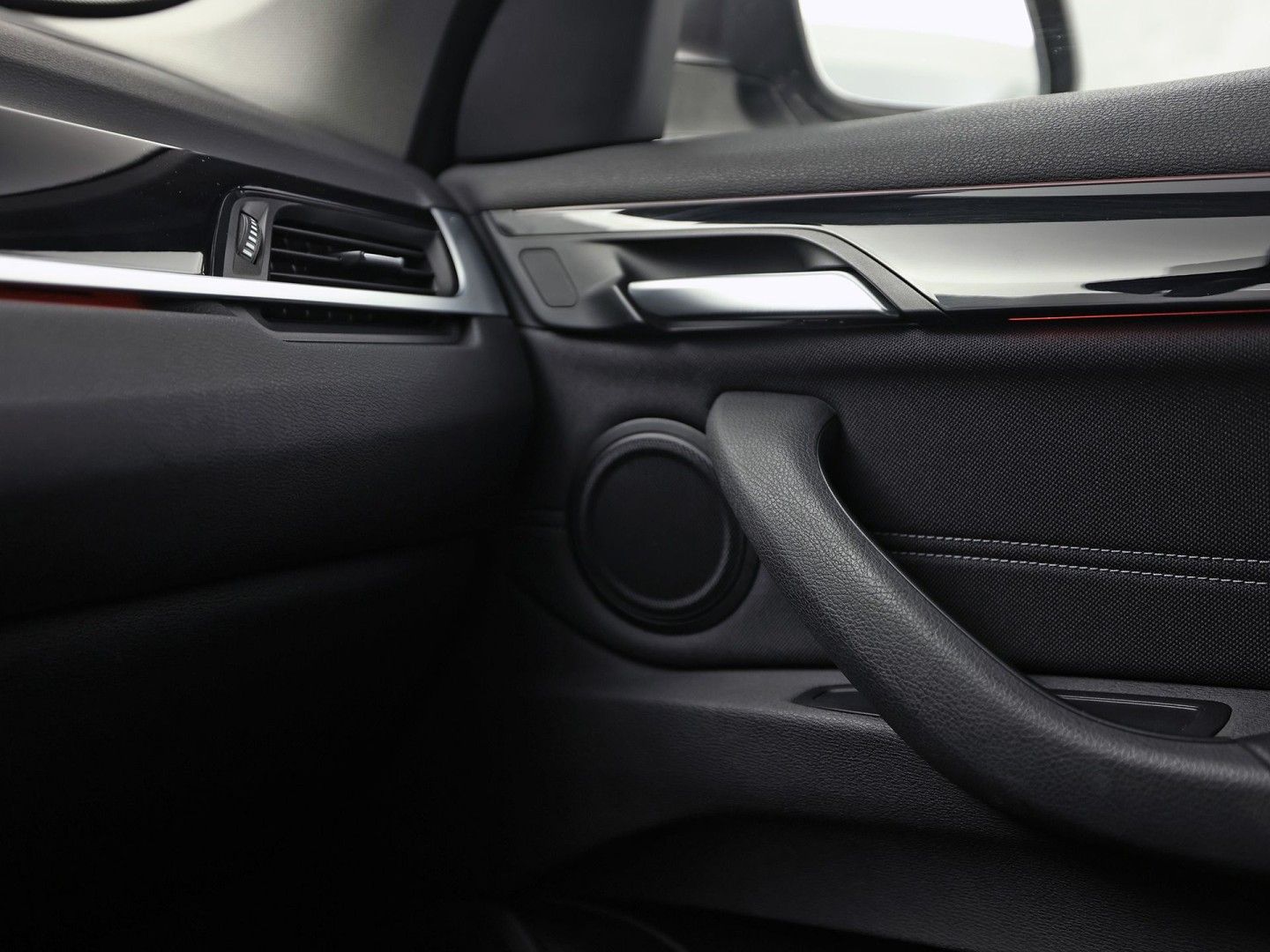 BMW X1 sDrive20i Executive 192Pk Automaat (NAVIGATIE, CLIMATE, TREKHAAK, SPORTSTOELEN, GETINT GLAS, PARKEERSENSOREN, NIEUWSTAAT)